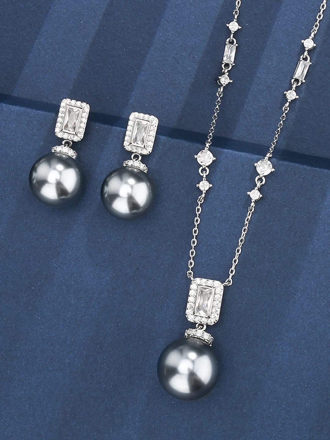 Women's autumn-winter set with gold-plated metal base, grey pearls and crystals