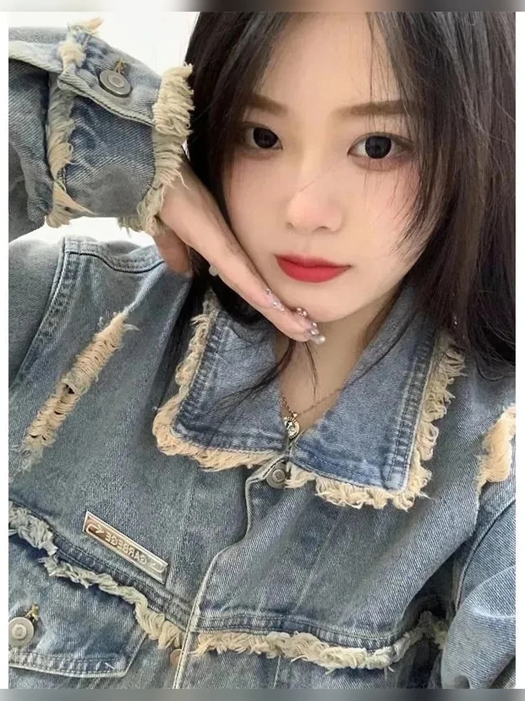 Ayollar uchun denim kurtka, bo'sh (oversize) kesim, qaytarma yoqa, uzun yeng, bir rangli, bahor uchun