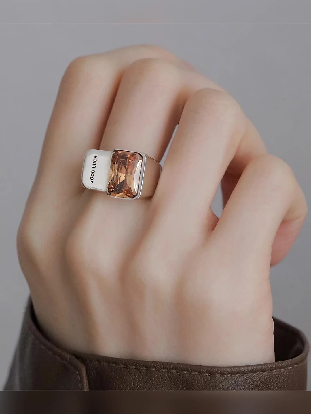 Karamel rangli kvadrat sirkon uzuk