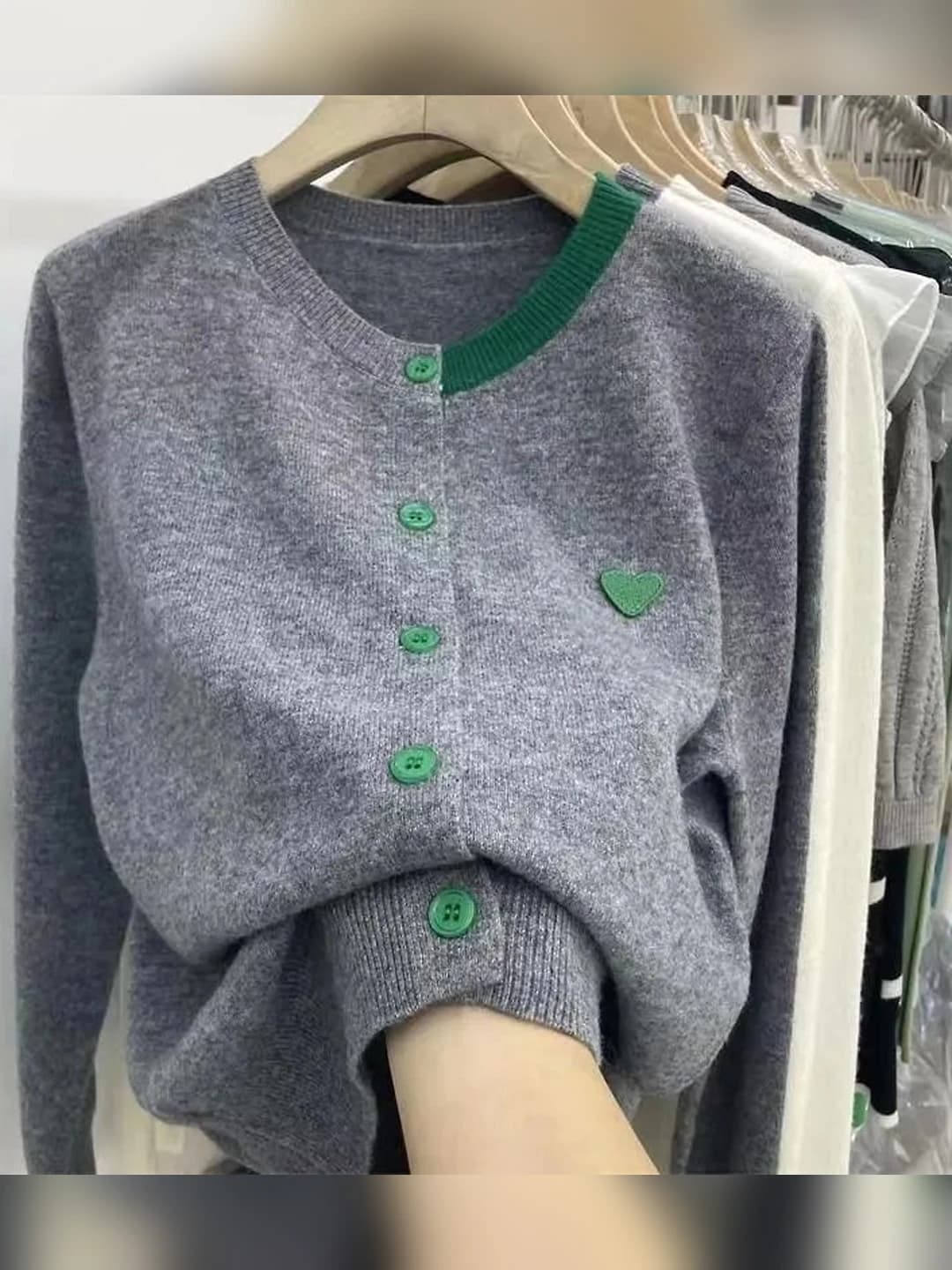 Ayollar uchun retro uslubdagi kashtali trikotaj kardigan, bahor-kuz uchun, bo'sh (oversize) kesim, uzun yeng, dumaloq yoqa, bir rangli