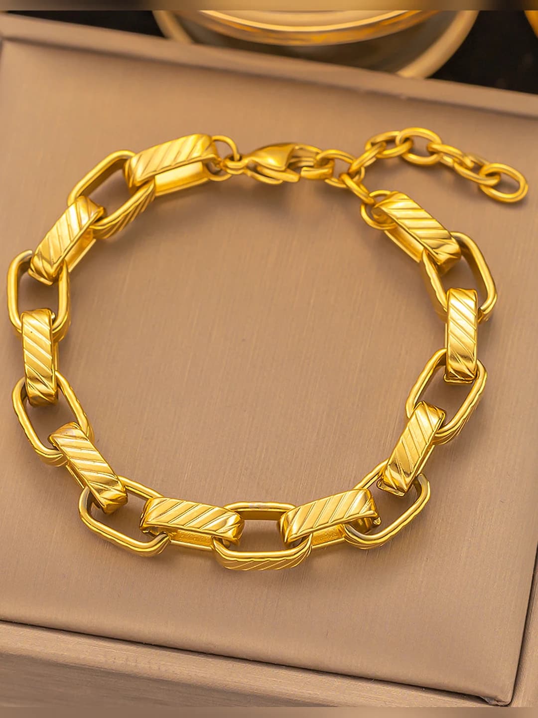 Interlocking rings, Gold