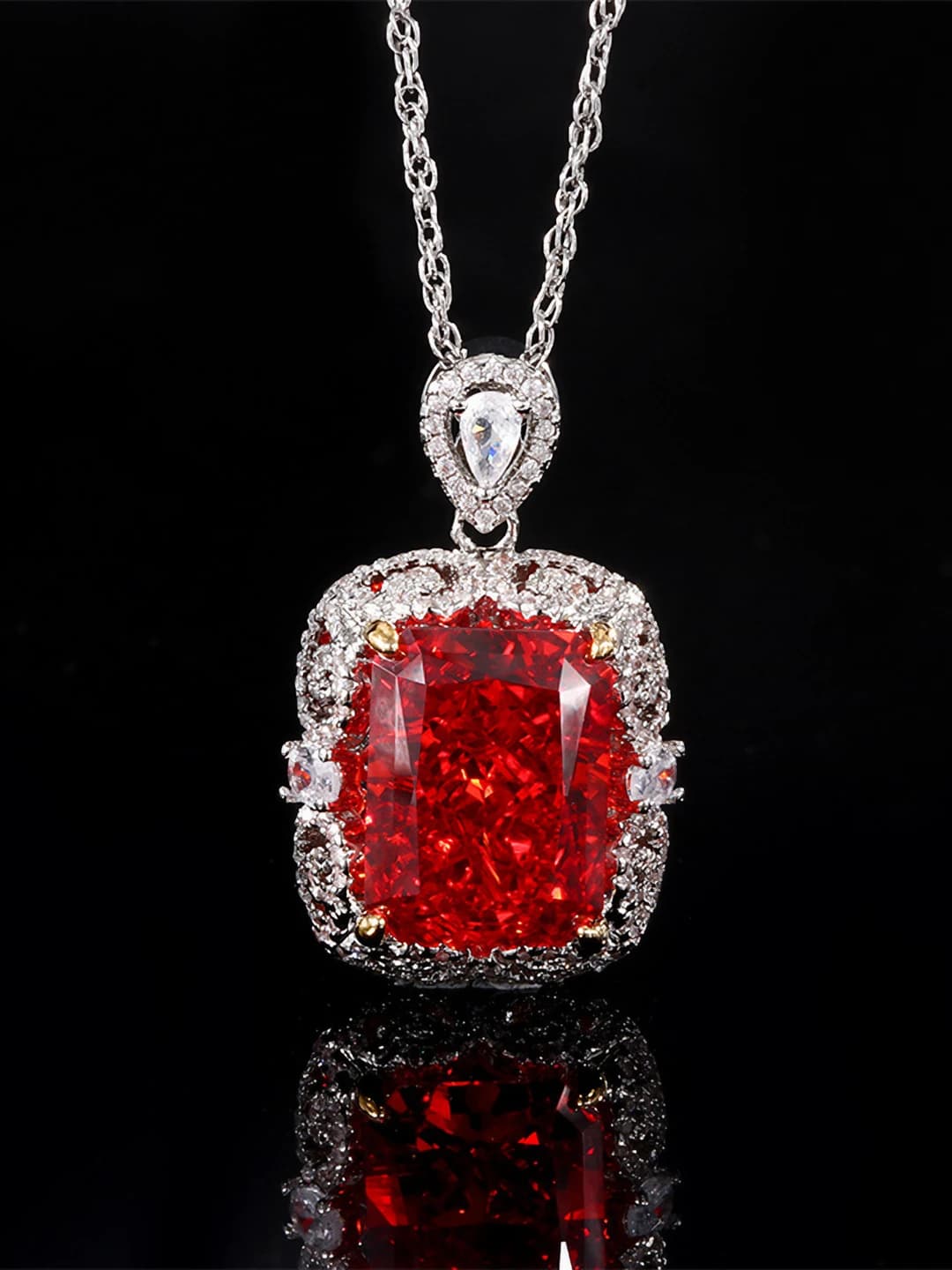 Ice cut, red, twist chain