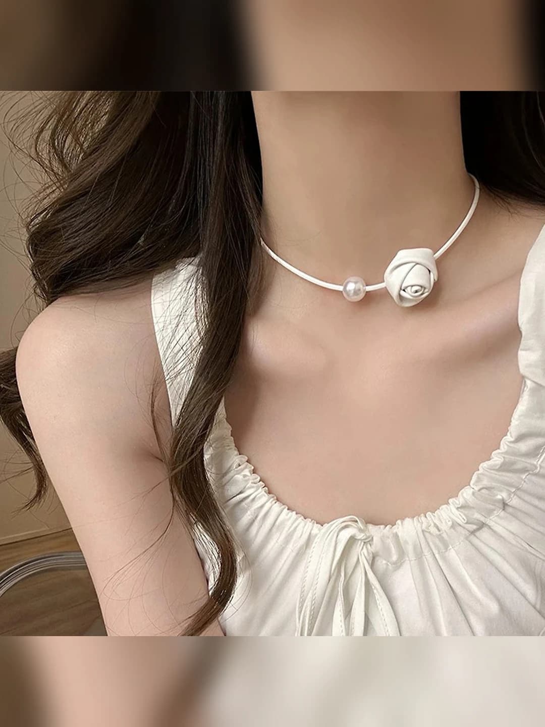 Ayollar uchun gullar va marvaridli choker, 2026 yil uslubidagi material