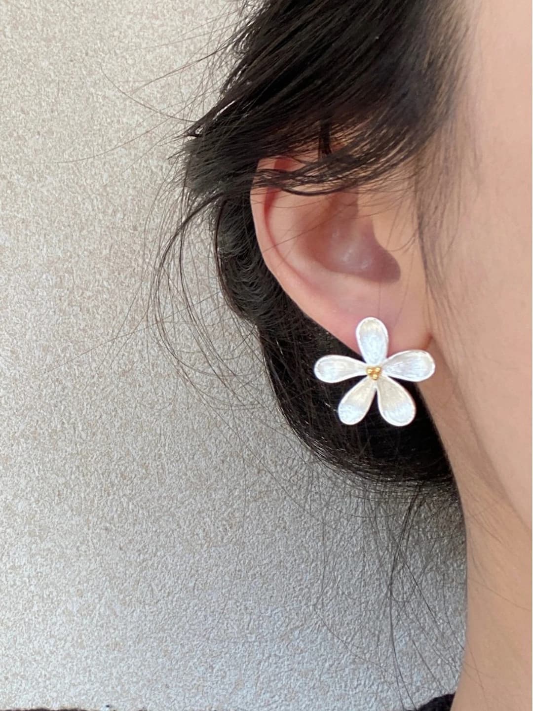 Spring-summer women's daisy flower stud earrings made of stainless steel