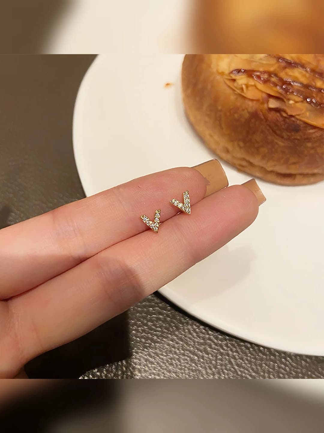Gold - V diamond earrings