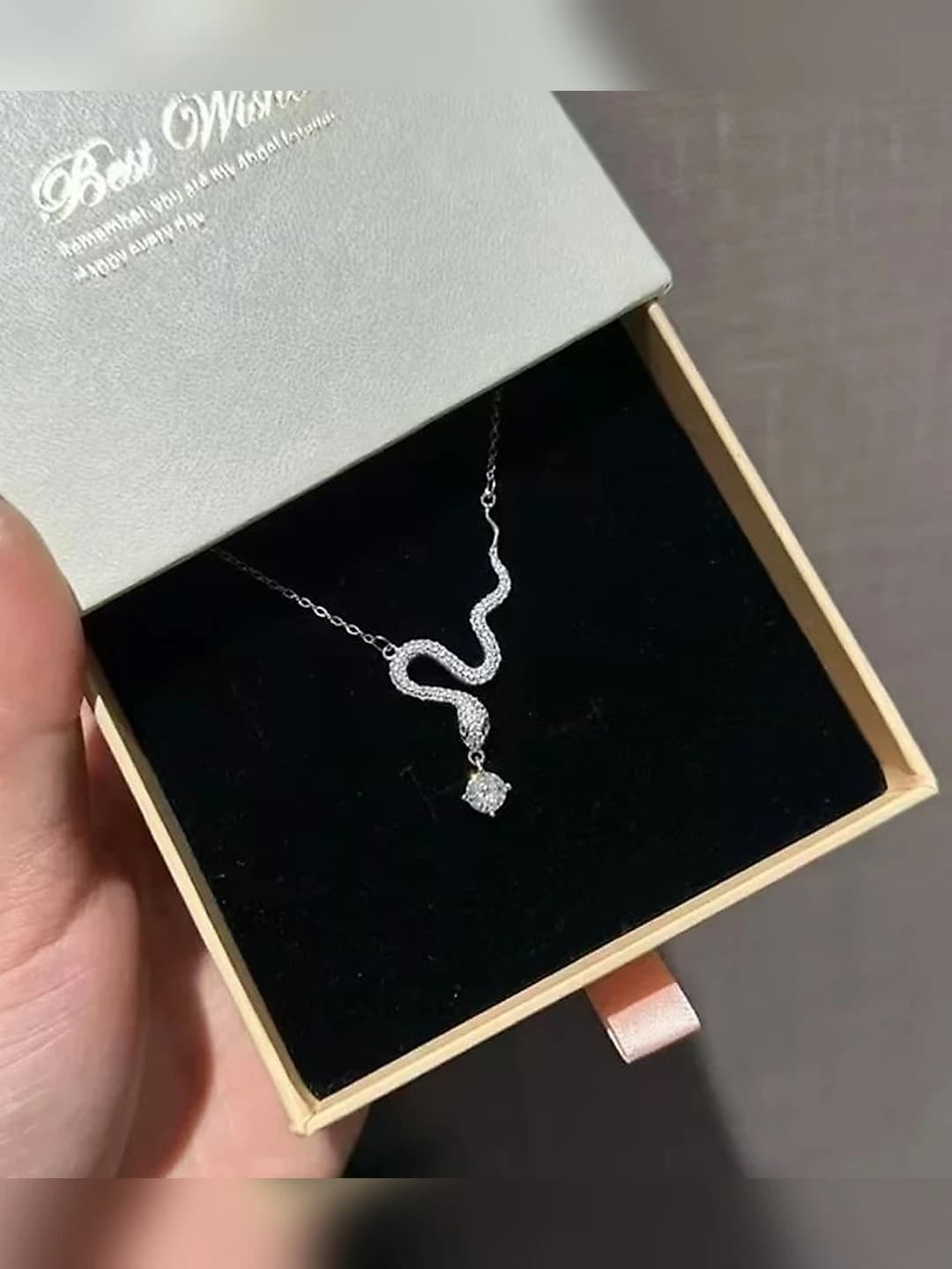Women's natural style snake pendant necklace made of alloy
