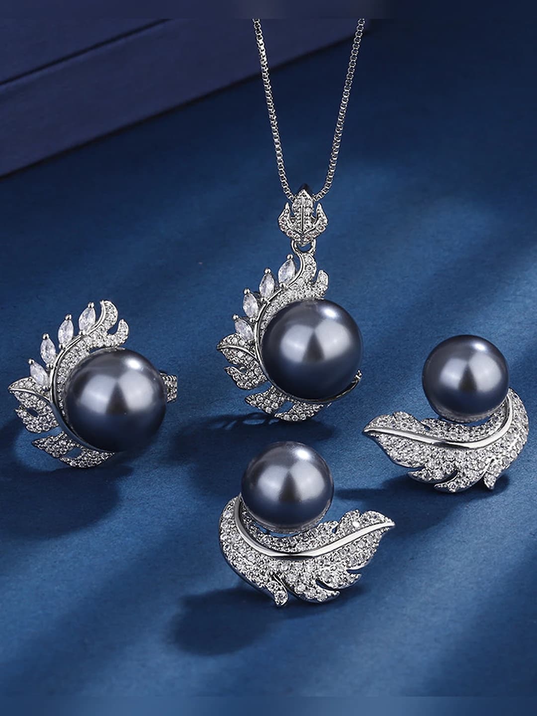 Women's metal jewelry set with gold plating, rhinestones and mother of pearl