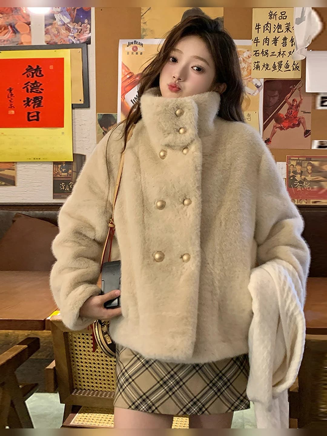 Ayollar uchun qishki qalinlashtirilgan bo'sh (oversize) tik yoqa uzun yengli imitatsiya samoyed terisi palto