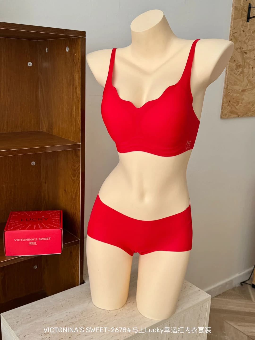 Adjustable strap, back clasp, red gift set