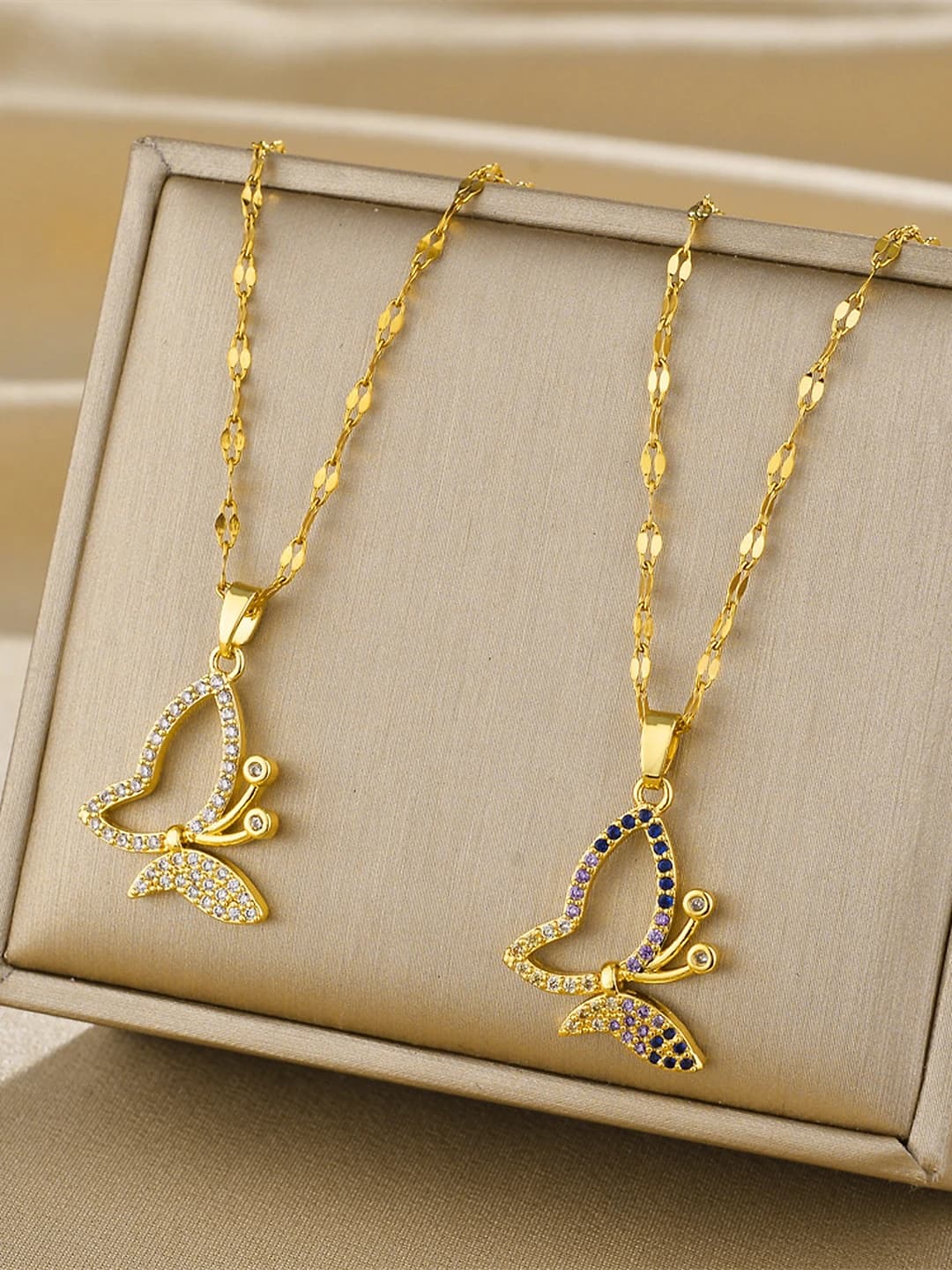 Women's titanium steel necklace with flapping butterfly pendant, simple design, non-fading clavicle chain
