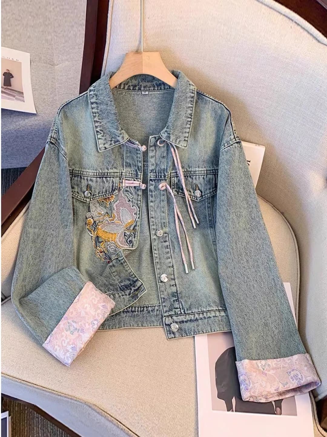 Ayollar uchun kashtali denim kurtka, qaytarma yoqa, uzun yeng, bo'sh (oversize) kesim, bahor-kuz, past bo'ylilar uchun kalta
