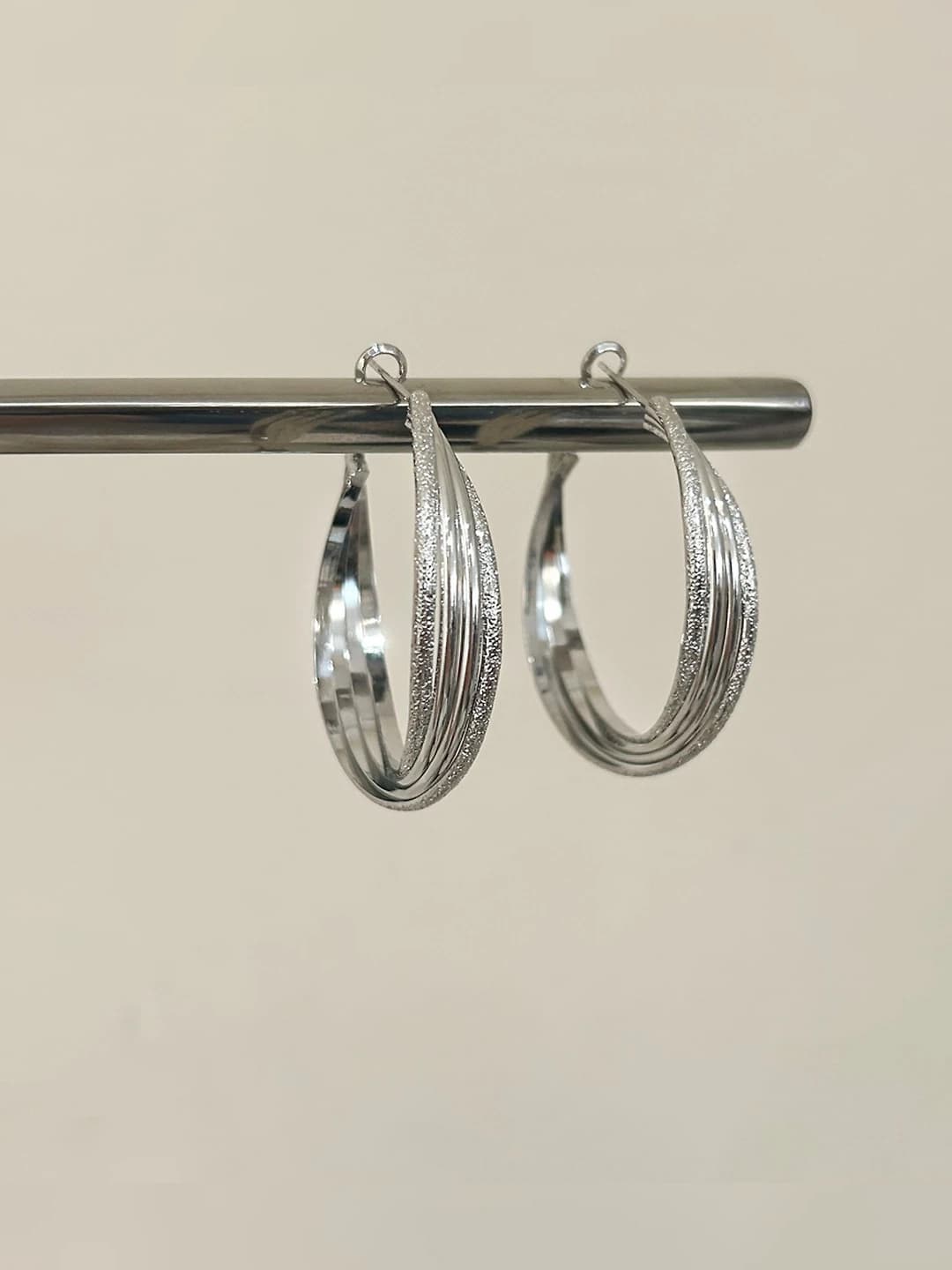 Kumush rangli 4cm quloqsoq