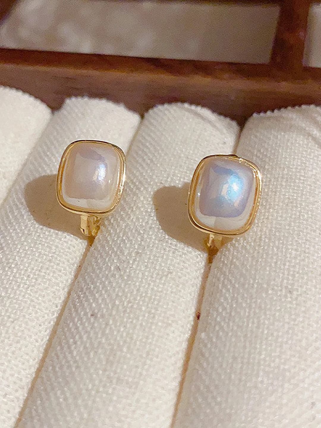 Women's square geometric pearl stud earrings in light luxury style