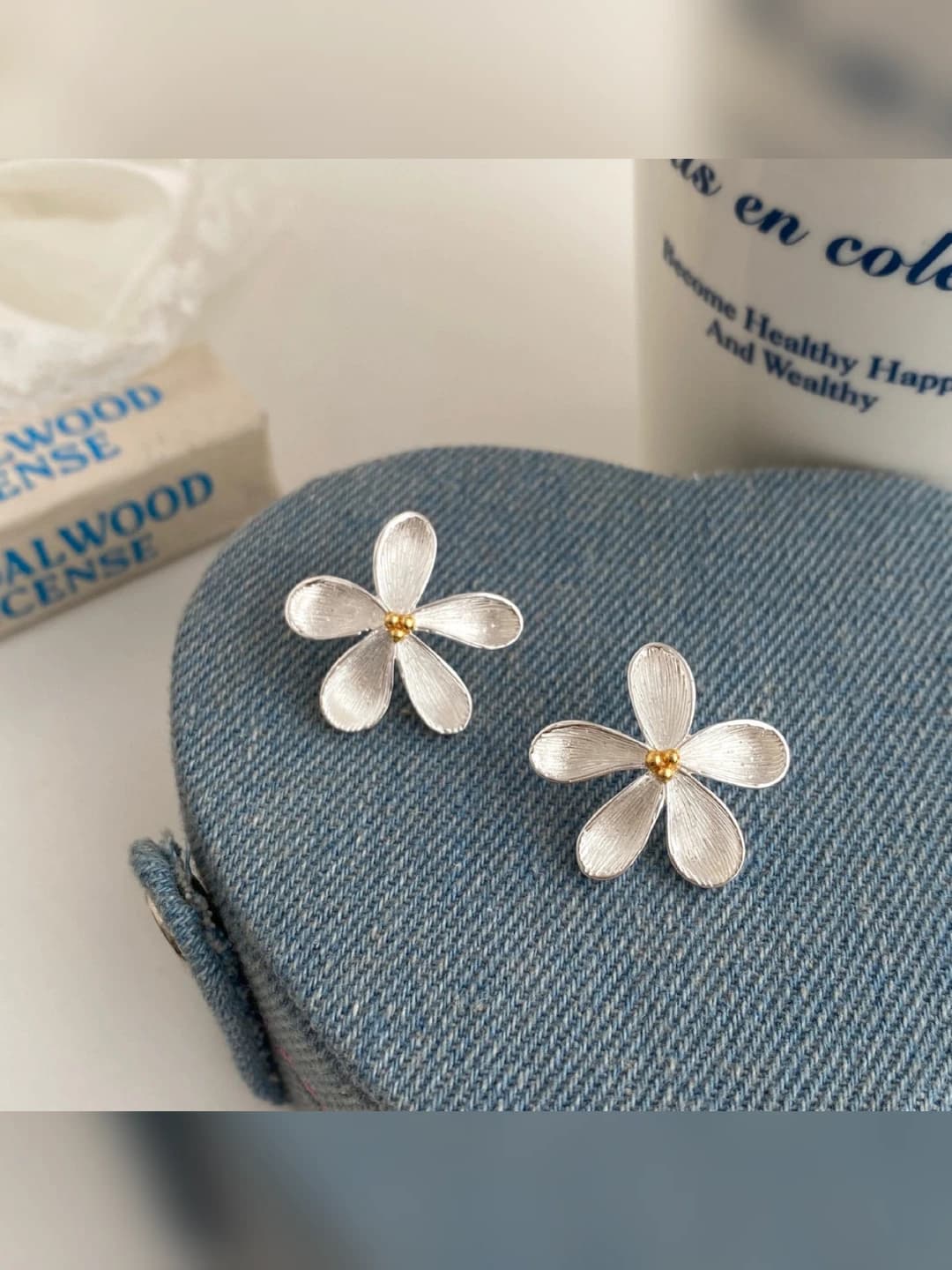 Daisies silver post