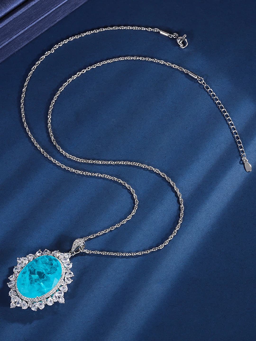 Para pendant with twisted chain
