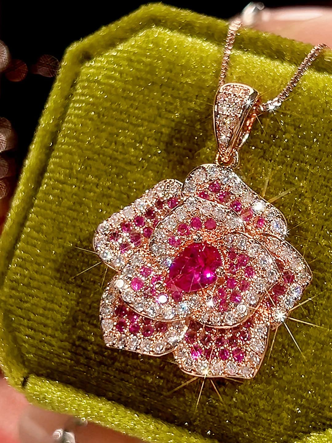 Rose gold pendant, with chain
