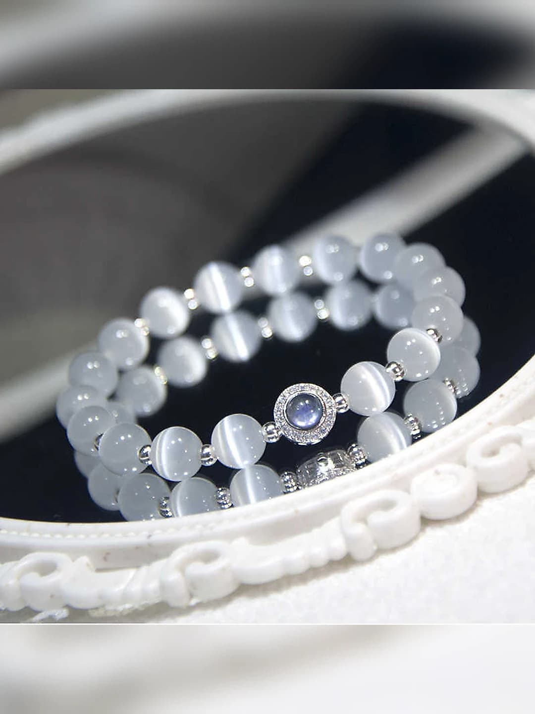 Women's handmade natural cat's eye bead bracelet in light luxury style