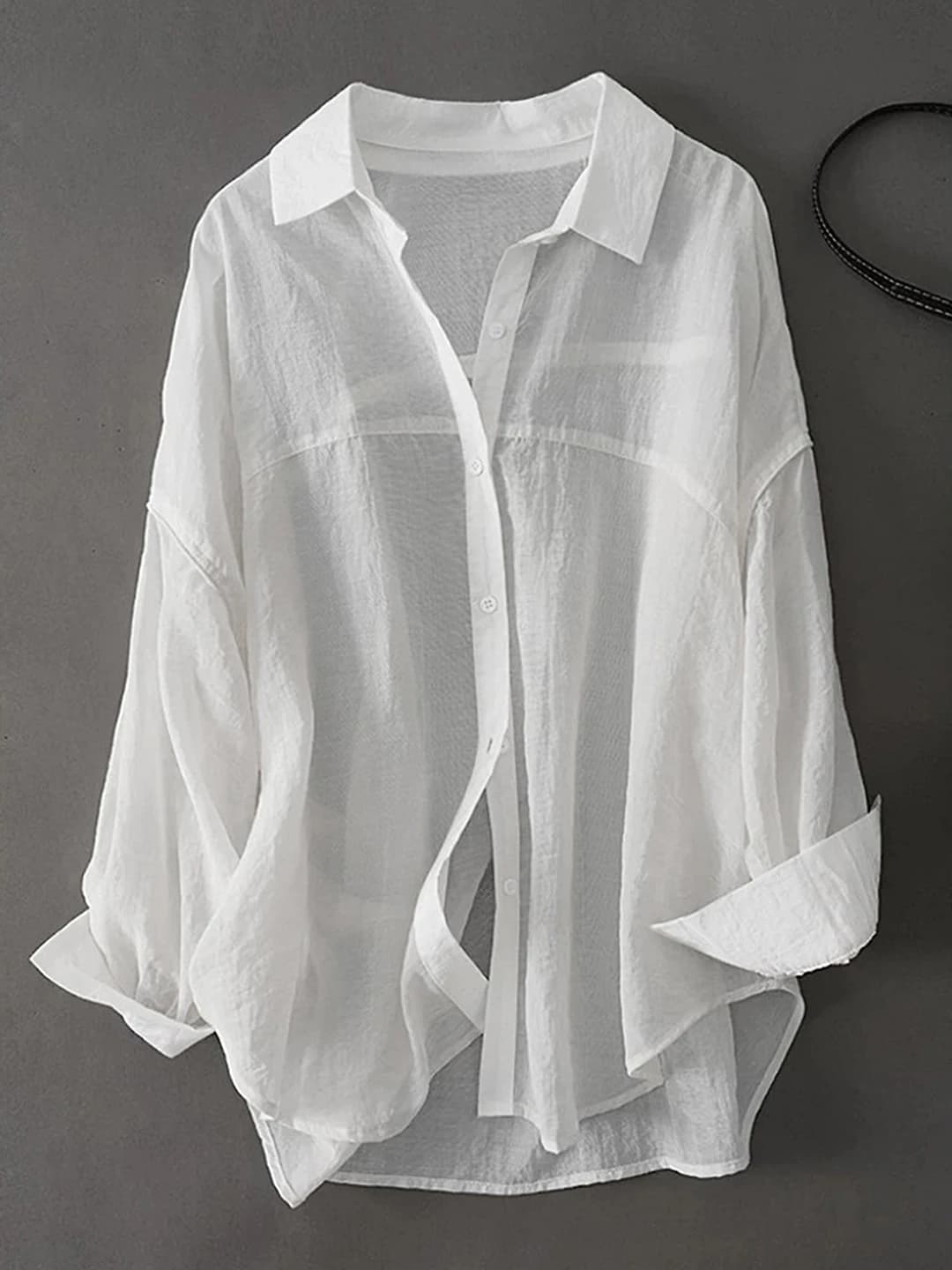 Ayollar uchun yozgi quyoshdan himoyalovchi ko'ylak-shirt, havo o'tkazuvchan, bo'sh (oversize), muz-ipak mato, yupqa, o'rta-uzun, bir rangli