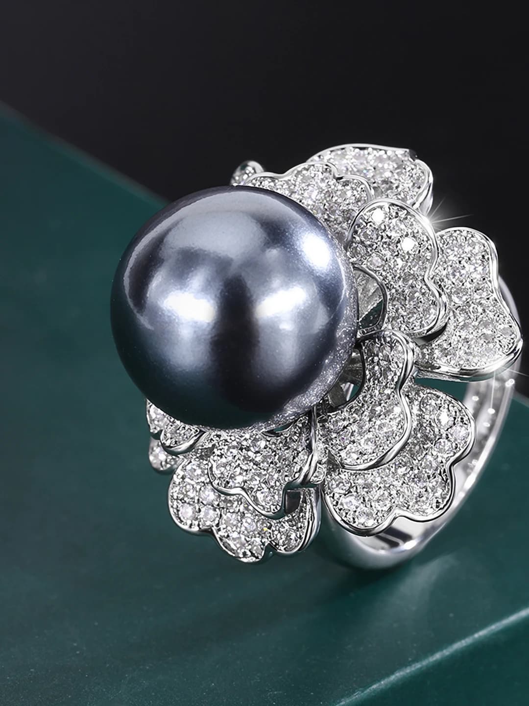 Grey pearl ring