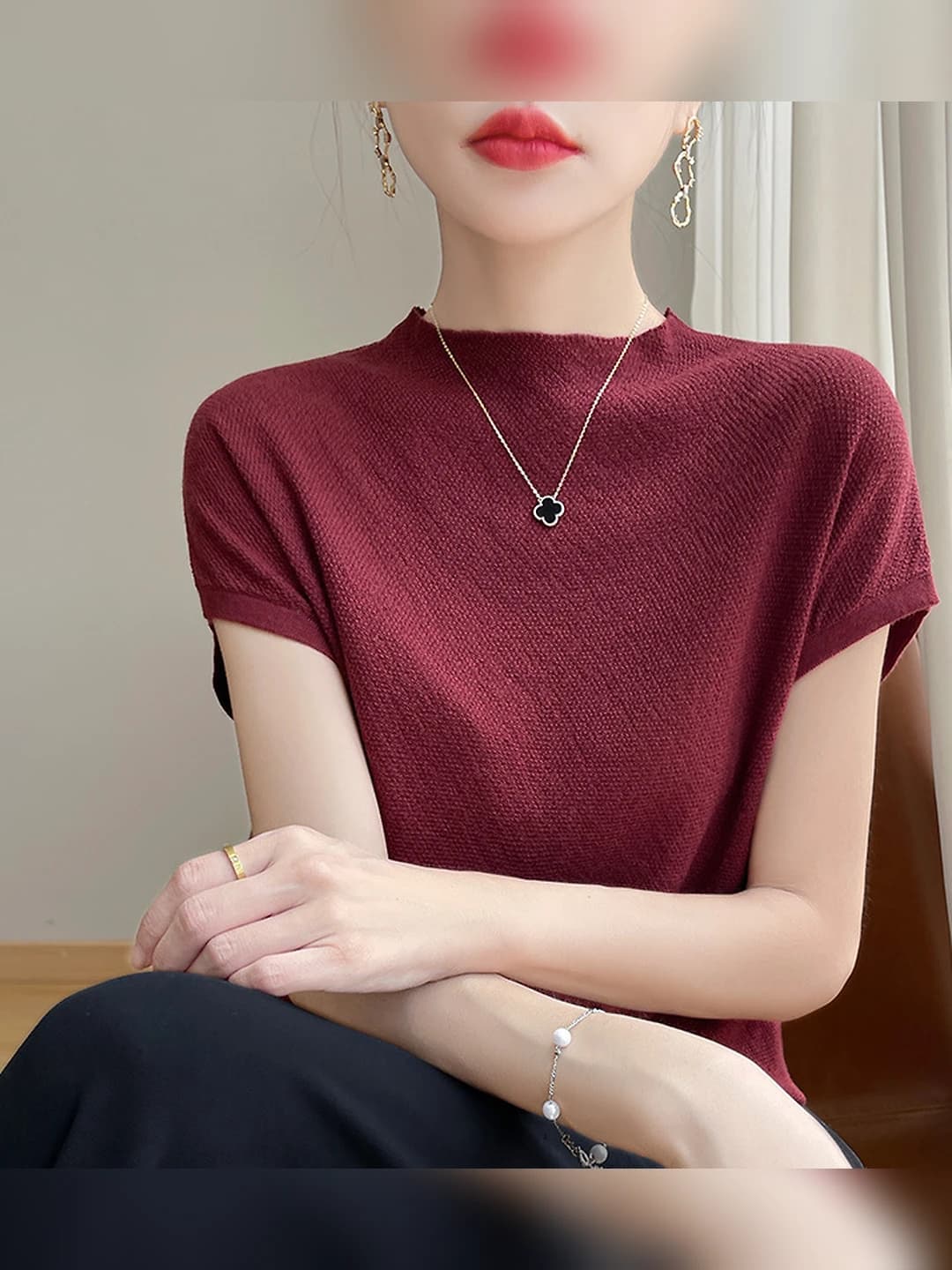 Ayollar uchun yozgi yupqa to'qima kalta yengli top, yarim baland yoqa, bir rangli, bo'sh (oversize) kesim