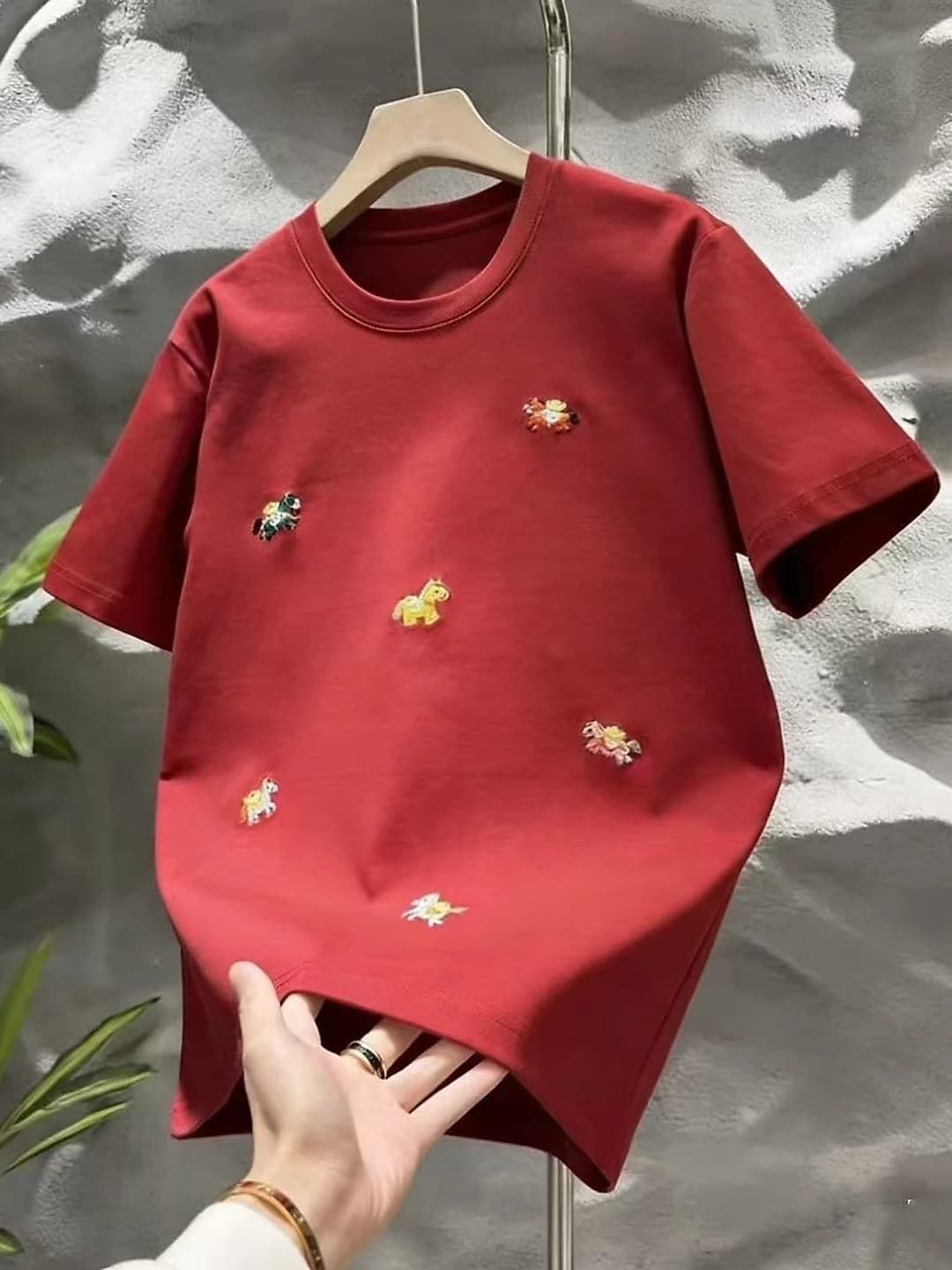 Women's short-sleeve t-shirt with red embroidery for spring 2026, casual style, crew neck
