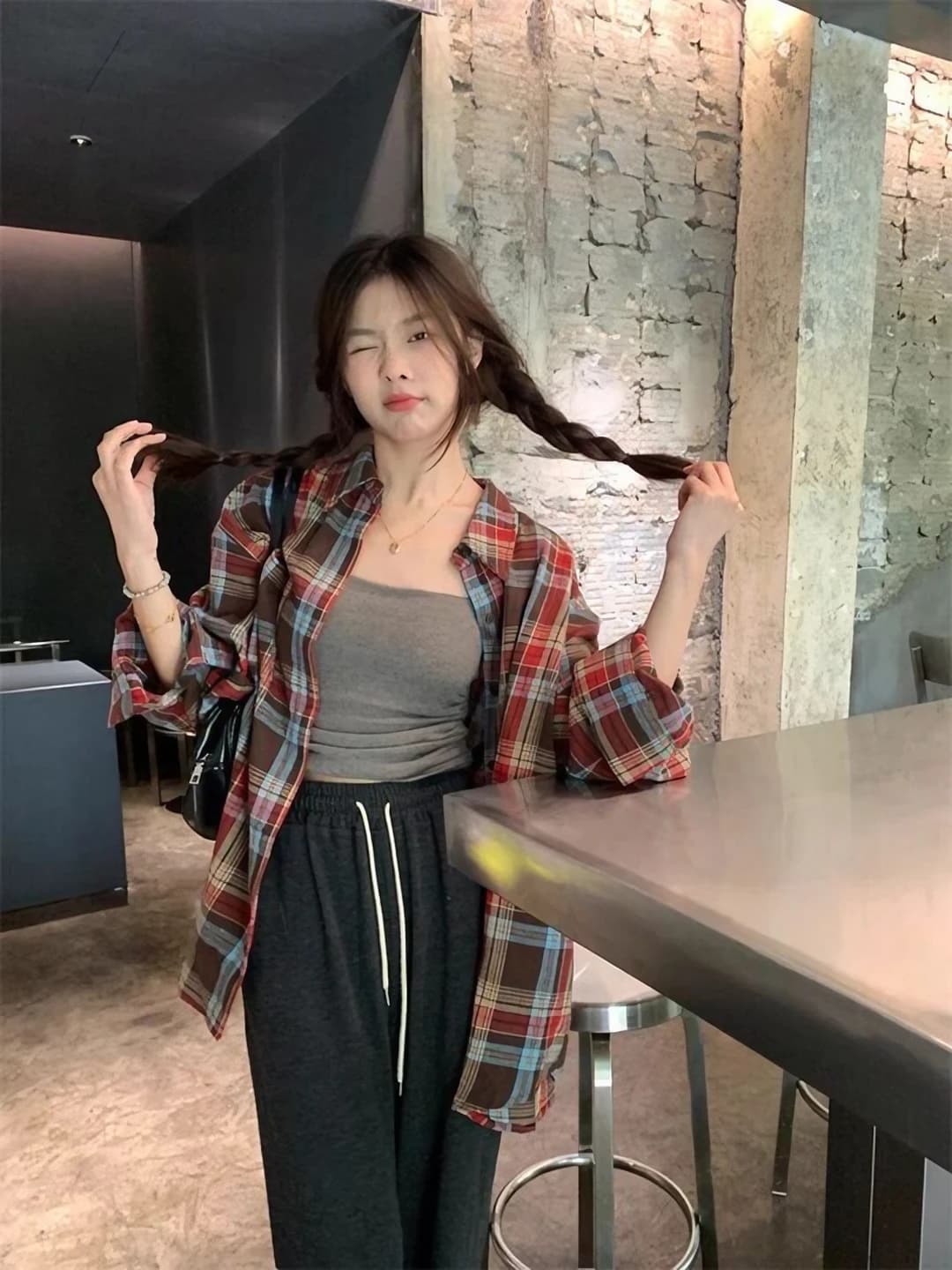 Ayollar uchun katak naqshli uzun yengli ko'ylak-shirt, bo'sh (oversize) kesim, POLO yoqa, kundalik uslub