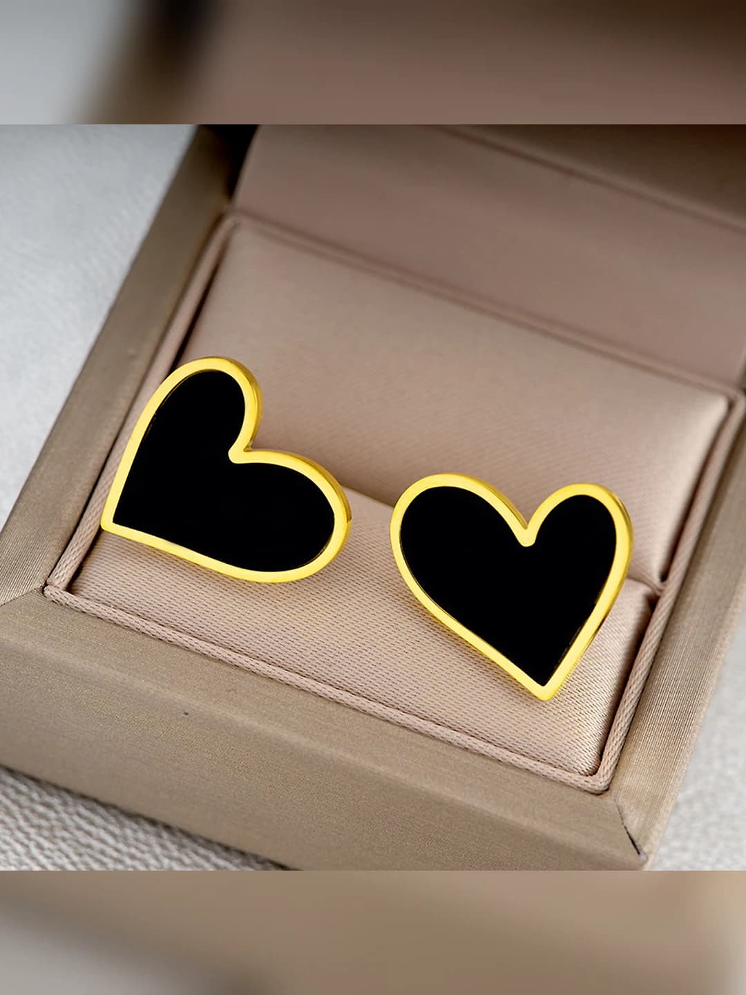 Women's black heart-shaped stud earrings and drop earrings, titanium steel, vacuum plated 18K gold, colorfast