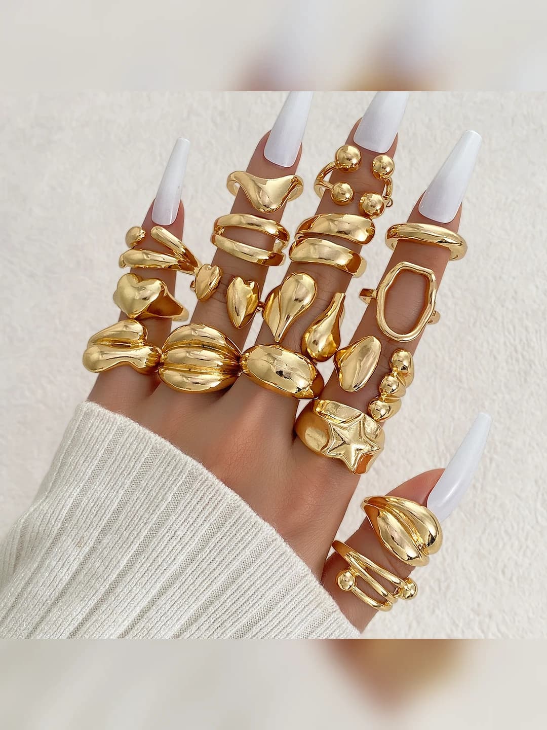 Women's set of 17 gold oval rings