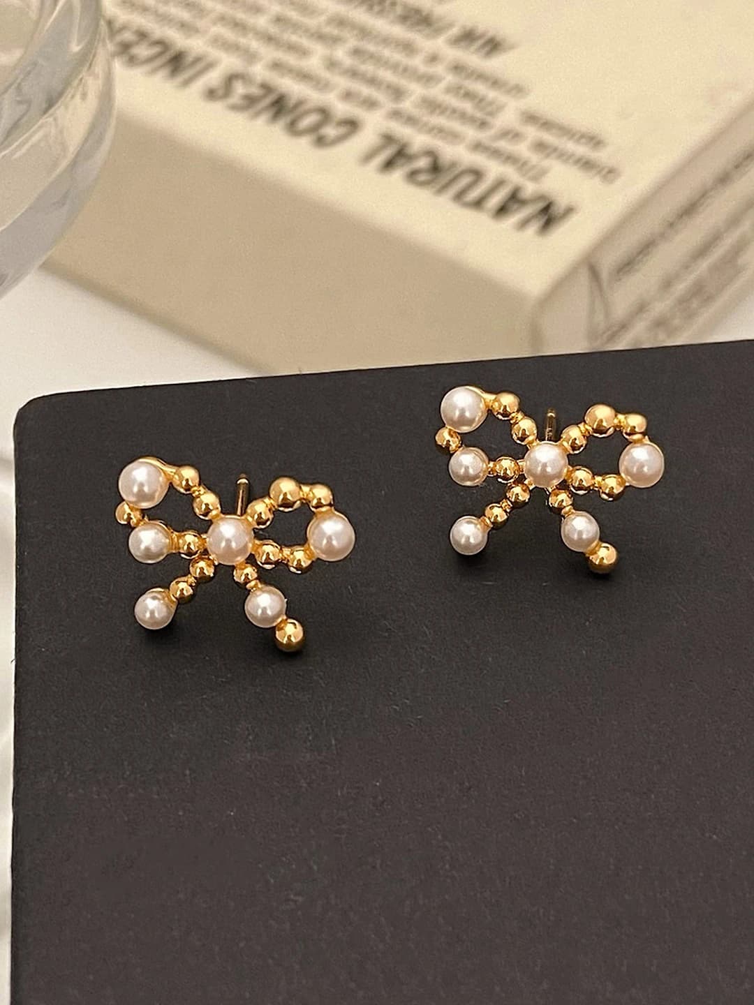 Gold bow pearl studs