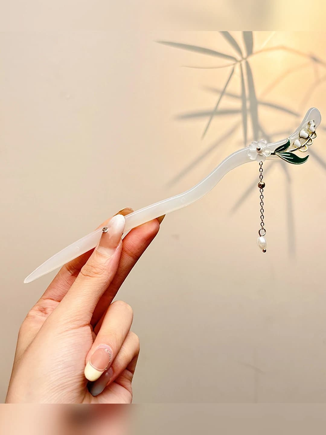 19# Lily pendant - jade white (bagged) 17 cm