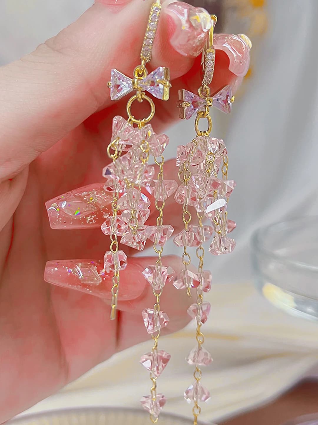 Ayollar uchun kumush rangli zirkonli, kristalli, uzun, tushuvchi, baquq shaklidagi, tassel elementli, yengil lyuks uslubdagi ear cuff