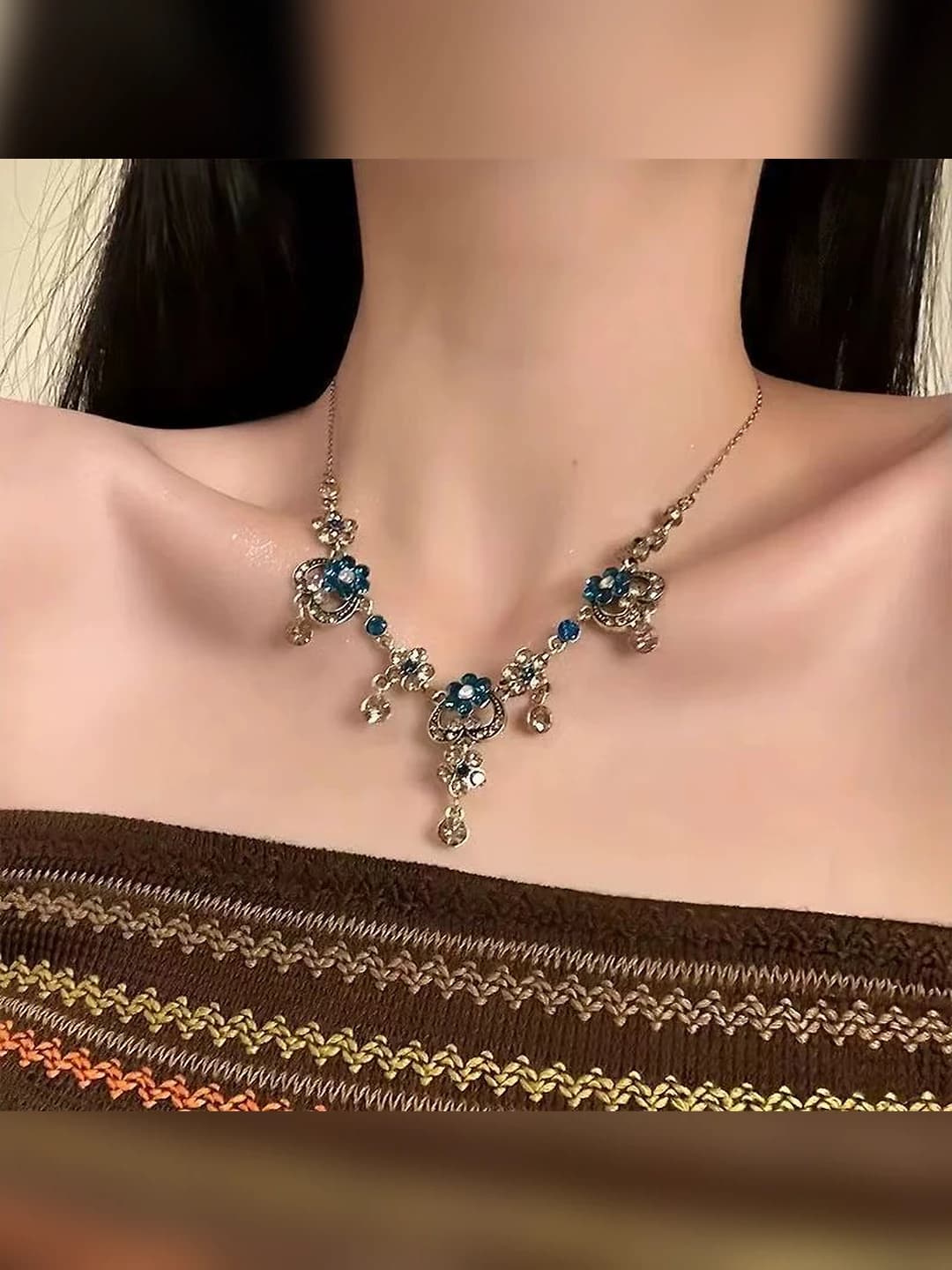 Blue flowers necklace