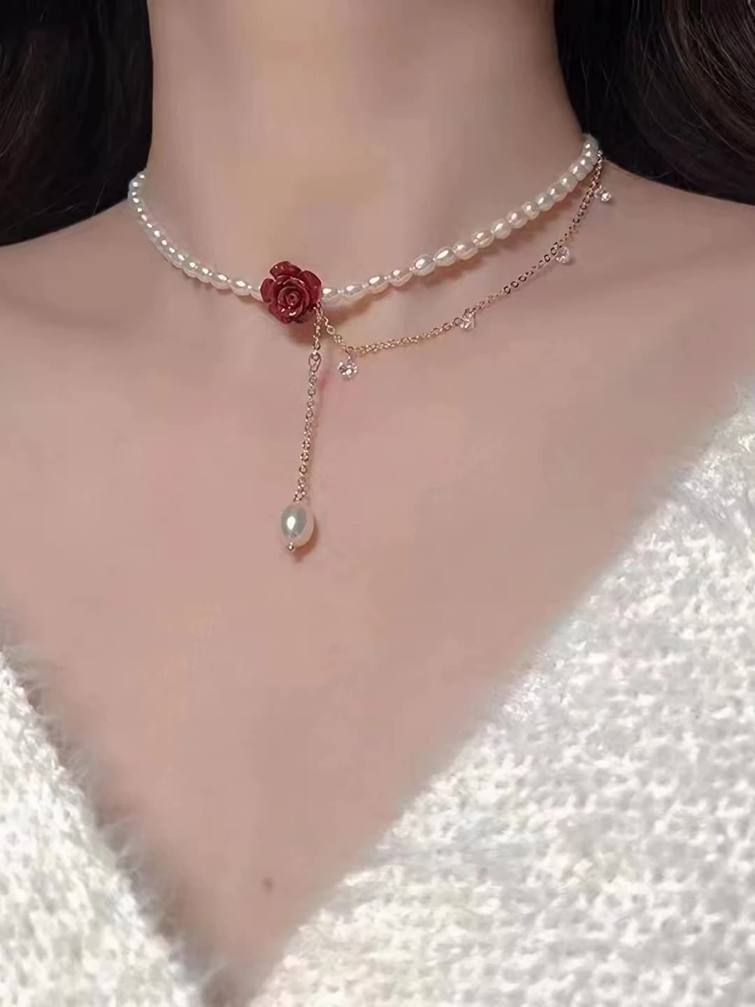 Ожерелье с красной розой и жемчугом