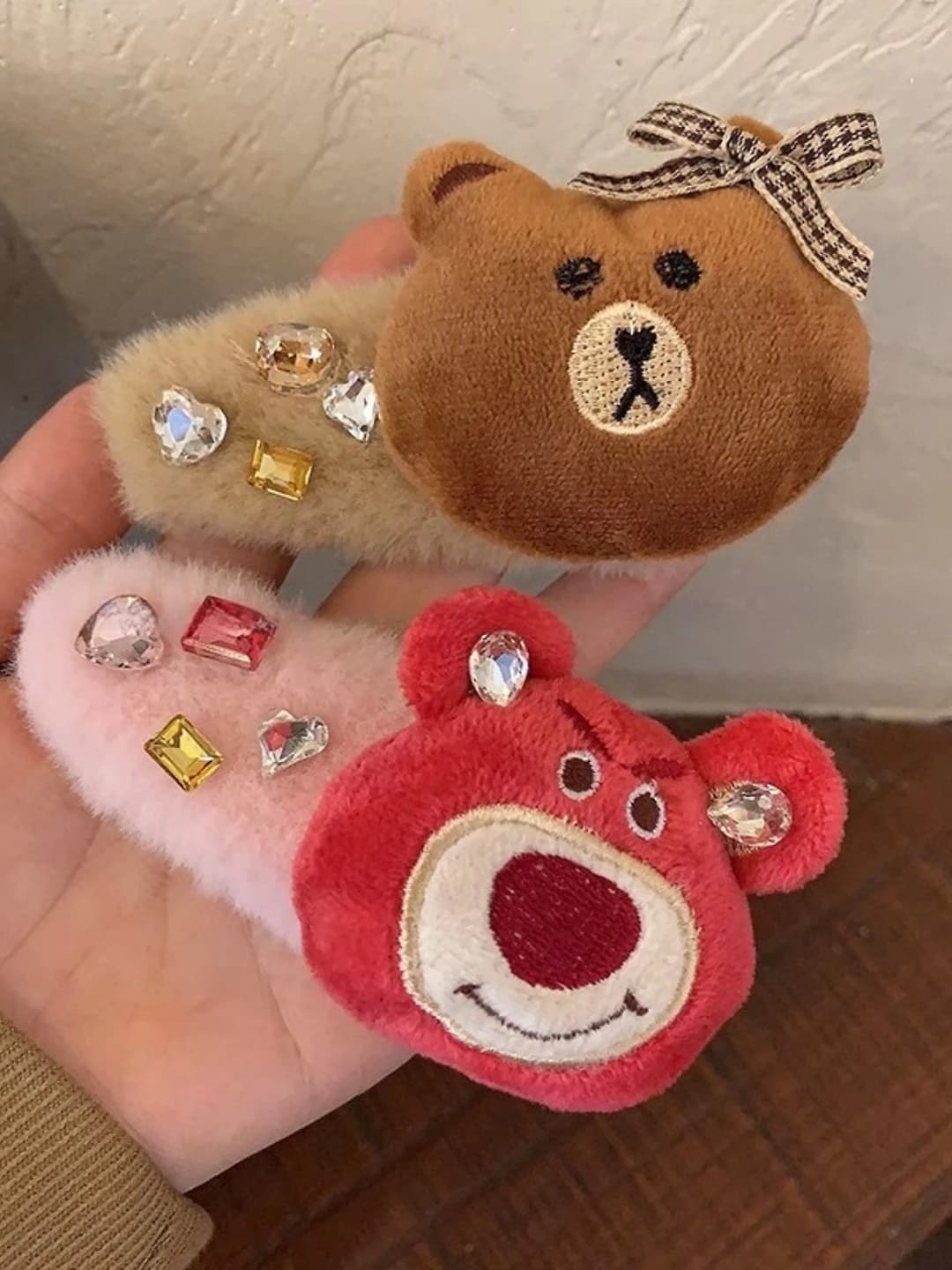 Ayollar uchun Strawberry Bear temali shirin qizlar uchun mo‘ljalangan plyushtan yasalgan, qo‘lda ishlangan, yaltiroq toshli va tasma shaklidagi soch qisqich