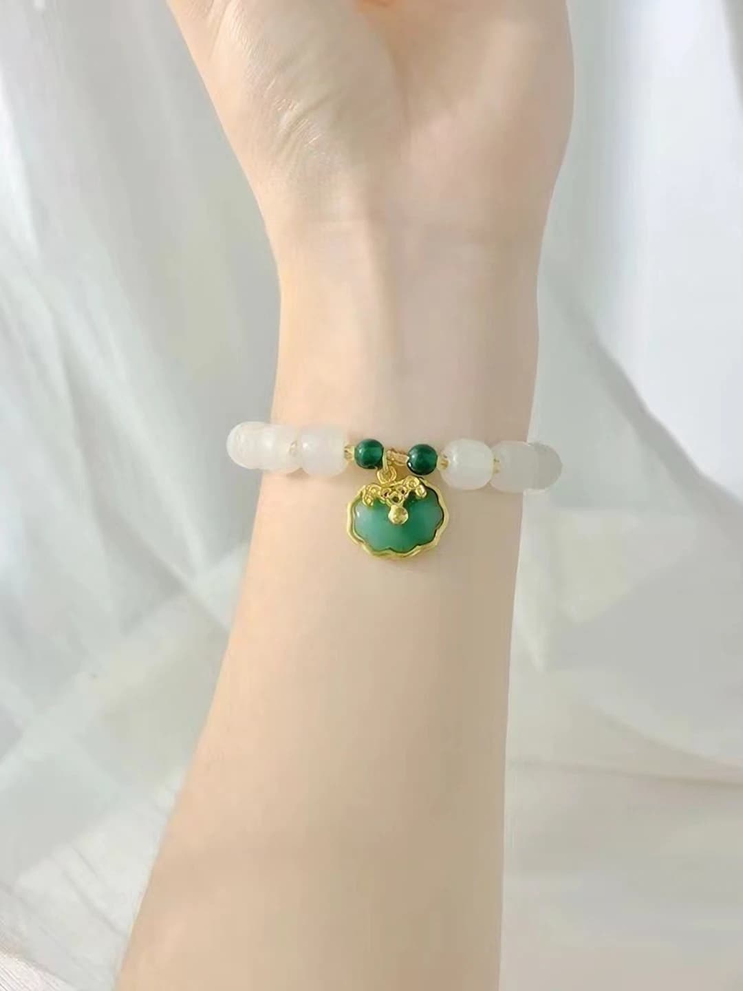 Белый jade зелёные бусины зелёный замок
