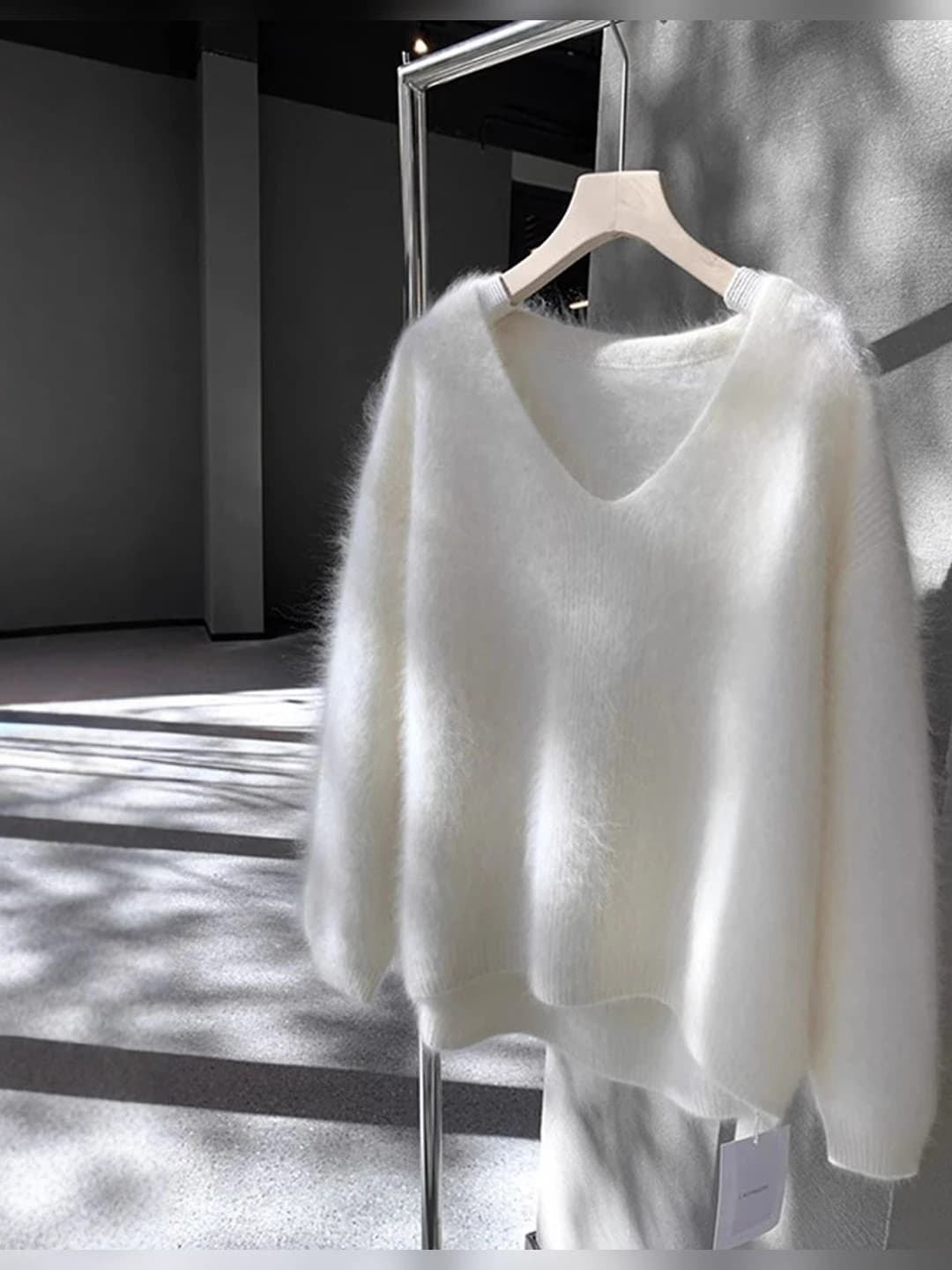 Women's white v-neck pullover sweater, thickened, loose fit, long sleeve, for petite, autumn-winter