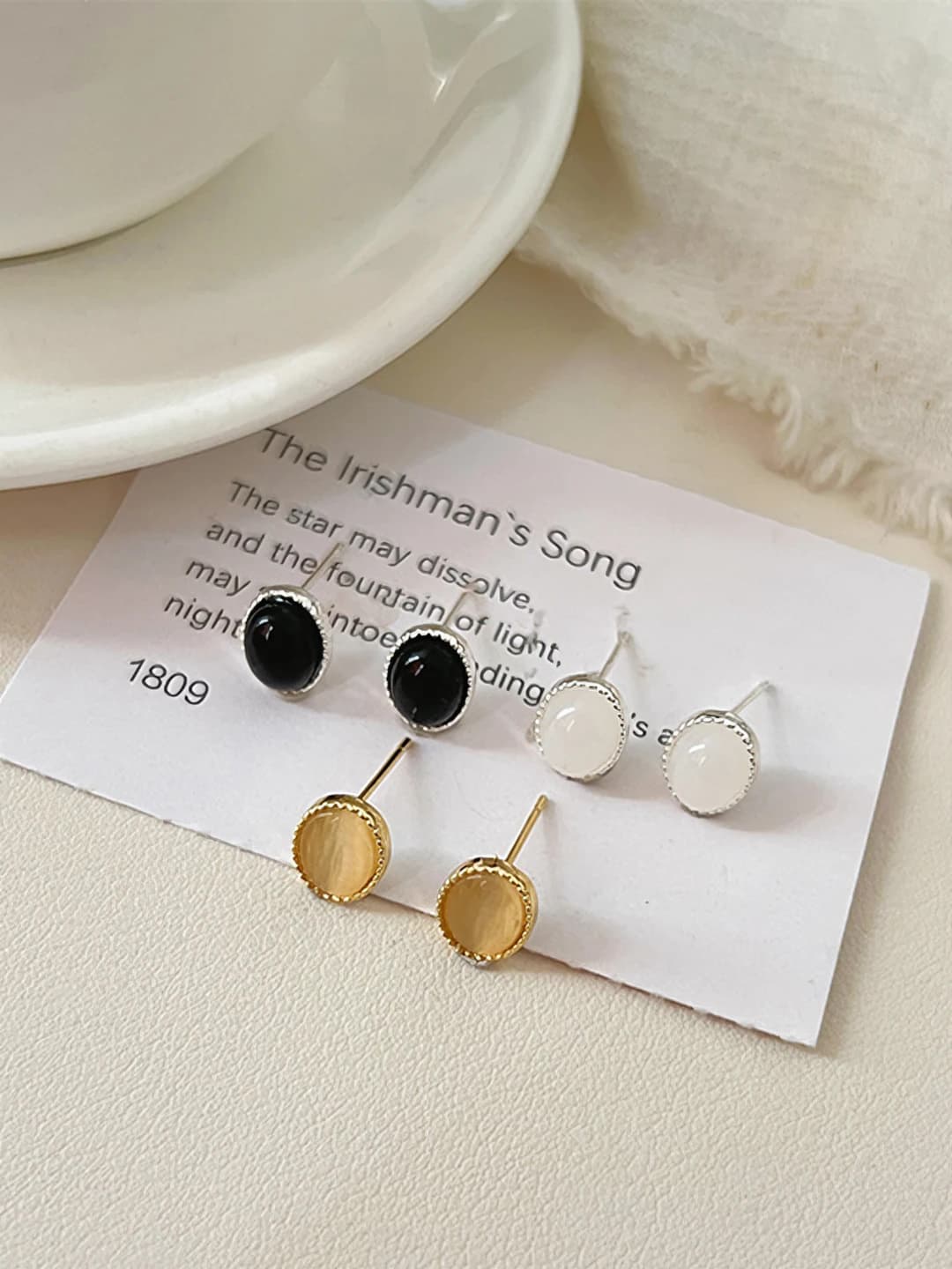 Women's oval cat's eye stone stud earrings, French style, sweet and elegant design