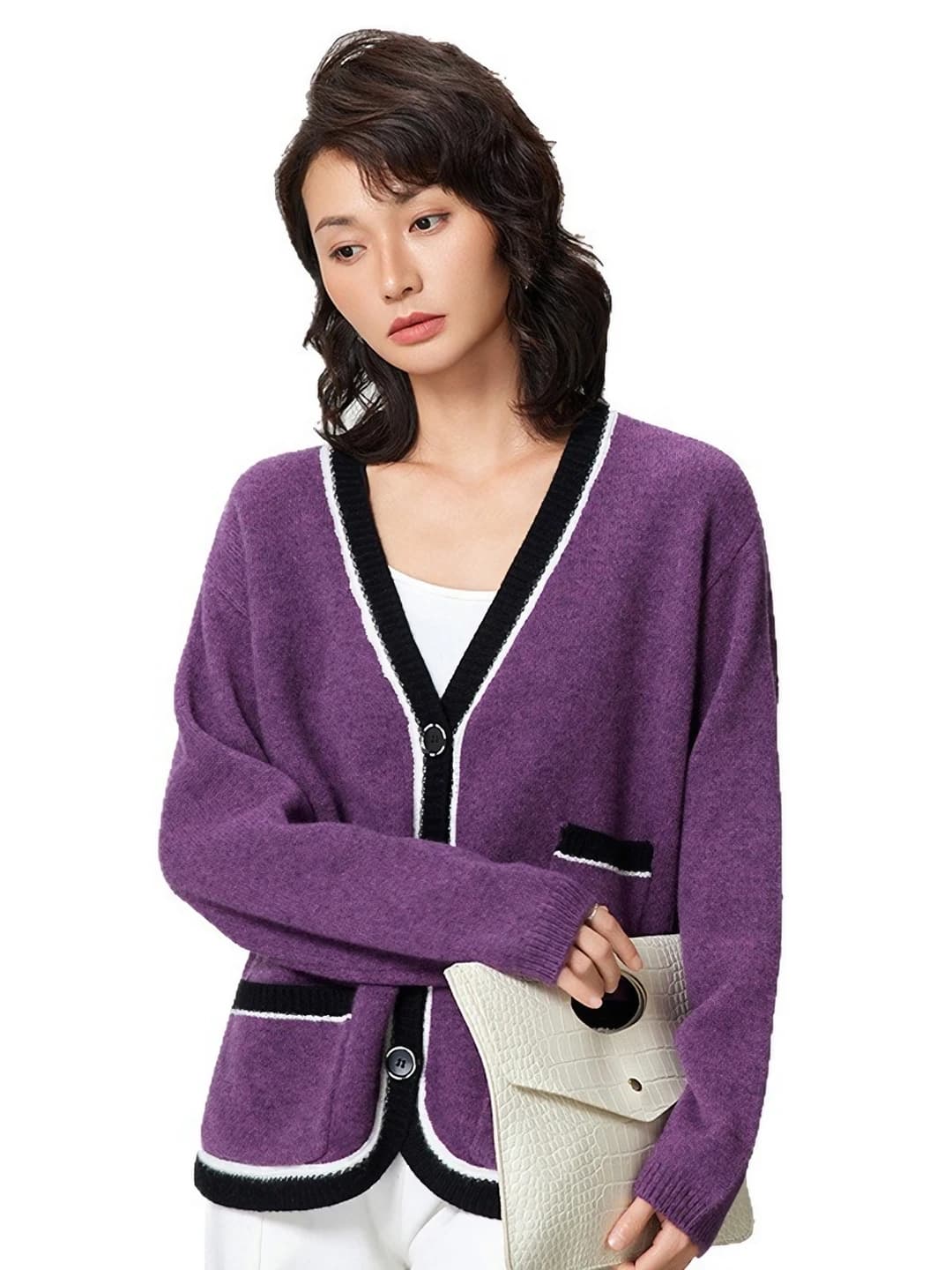 Ayollar uchun junli kardigan: kuz-qish, qalinlashtirilgan, bo'sh (oversize) kesim, V-yoqa, uzun yeng, yig'ish uslubidagi