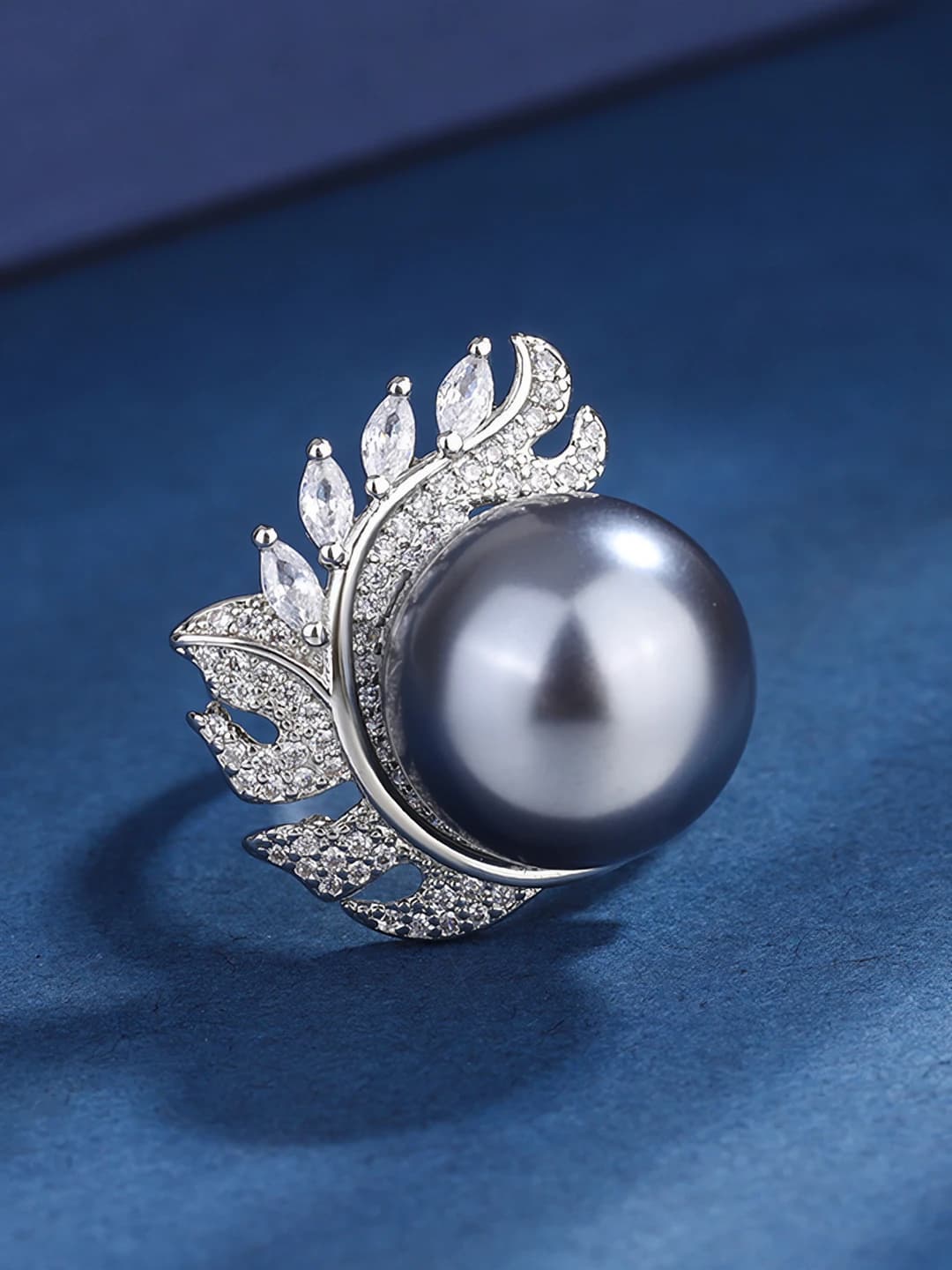 Grey pearl ring