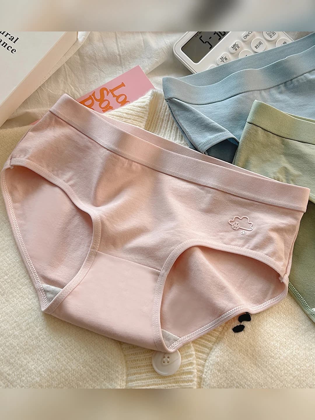 Women's 100% cotton briefs, mid-waist, seamless, breathable, solid colour, all-season