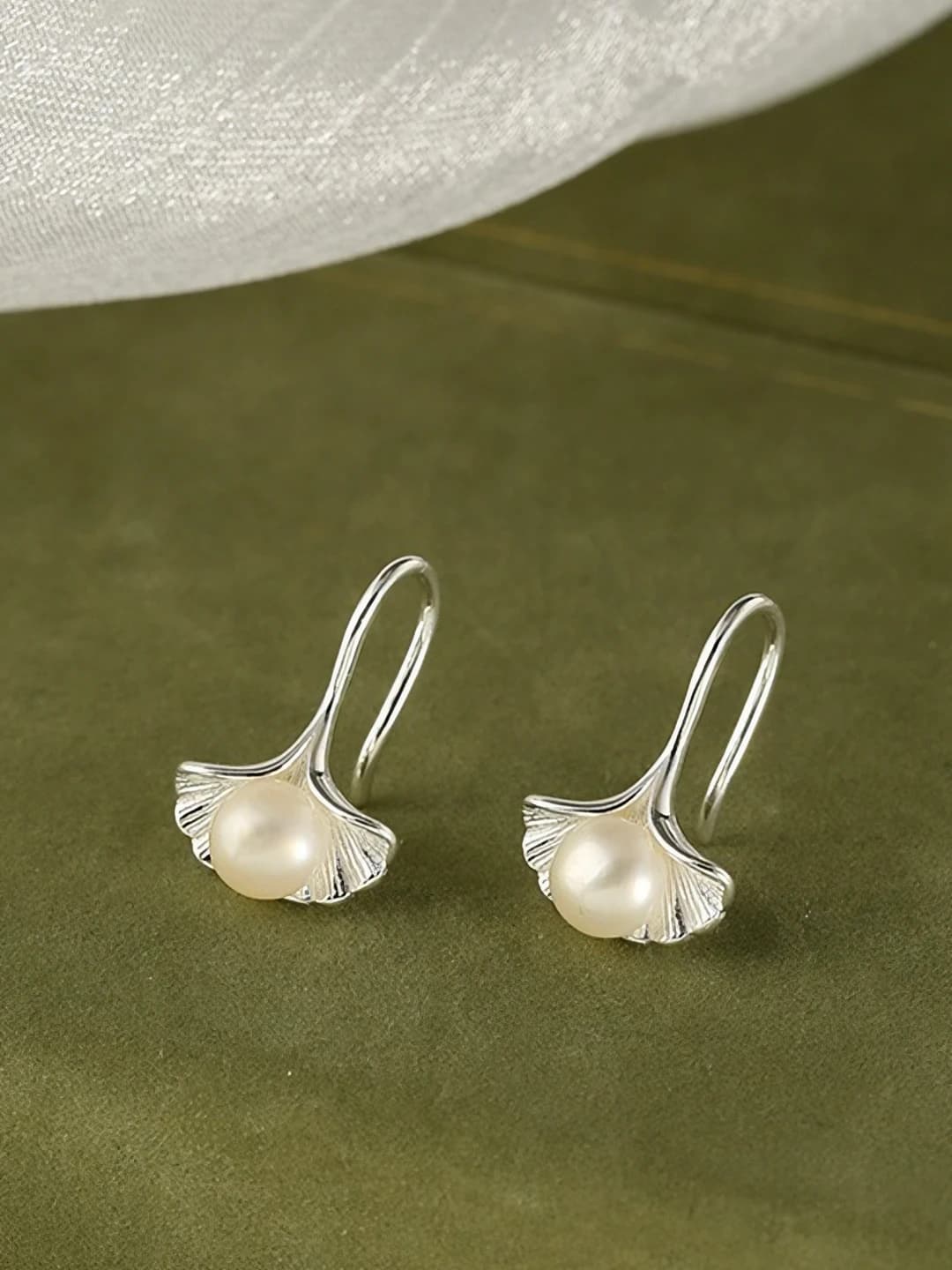 Women's ginkgo leaf ear hooks, copper, electroplating, shape: flowers, design element: plum blossom, style: niche, product type: ear jewelry, for whom: women