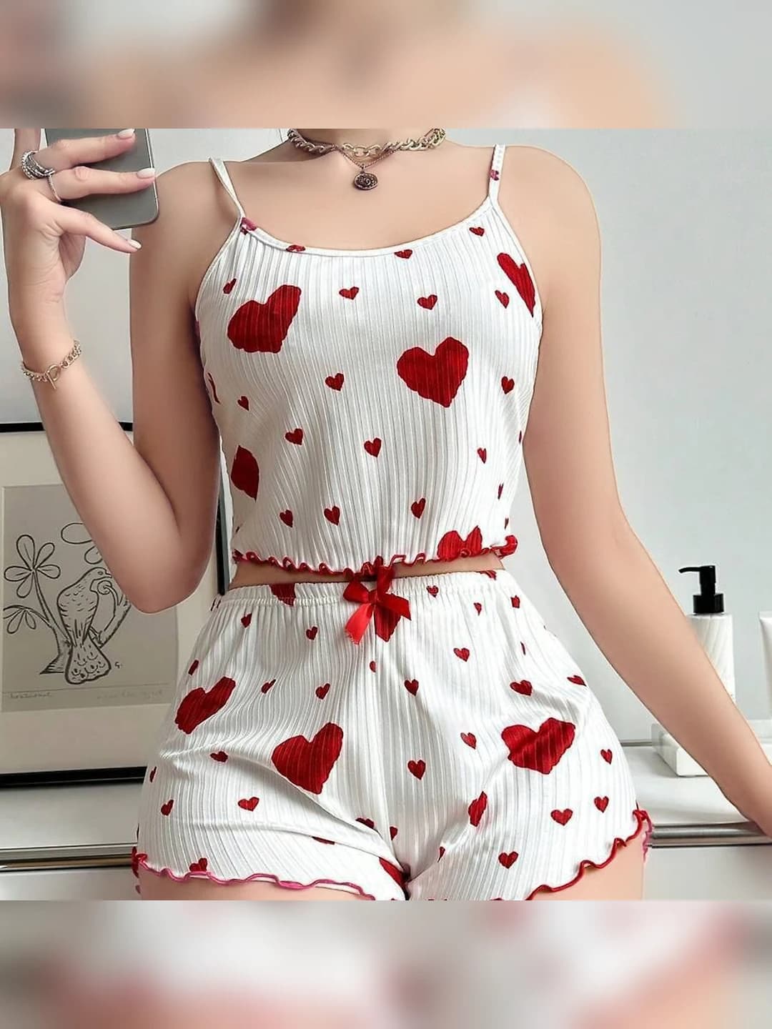 Ayollar uchun uy uchun toʻplamlar: bosma naqshli yurak va tasma shorti, yengsiz kamisol va shorti, U-shakl yoqa, to'rt mavsum