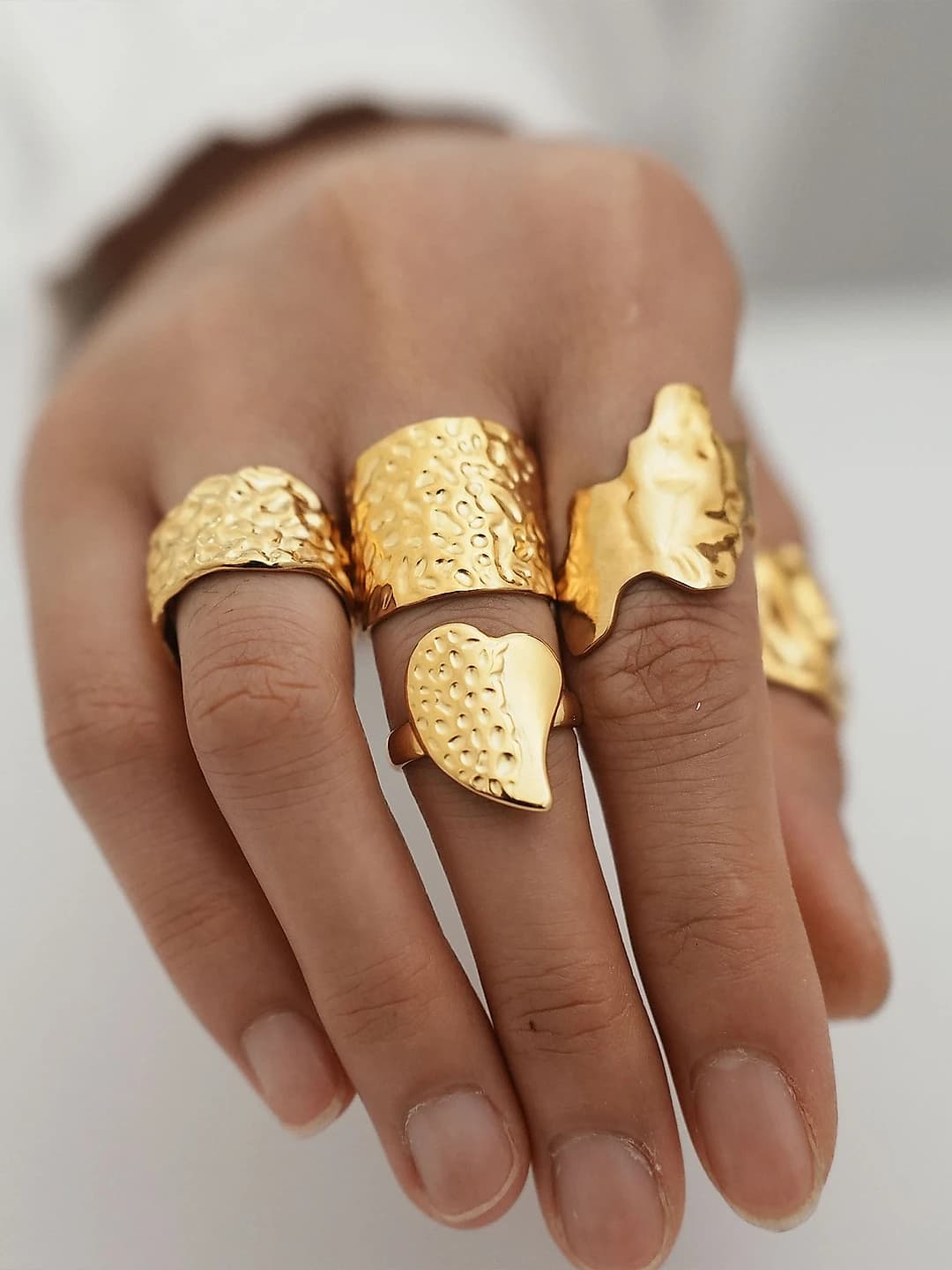 Geometric wide open ring in 18K gold vacuum plating made of stainless steel for men and women