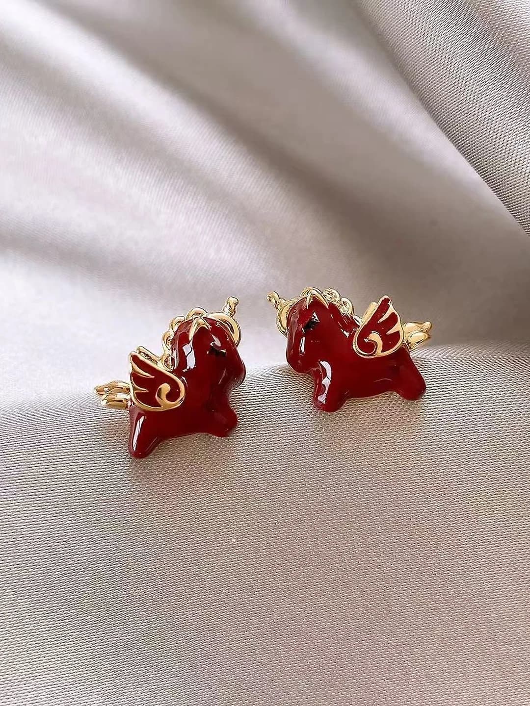 Красные серьги с единорогом