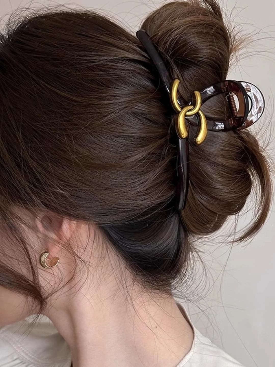 Women's acrylic hair claw clip with gold logo and double C, star design element, 2026