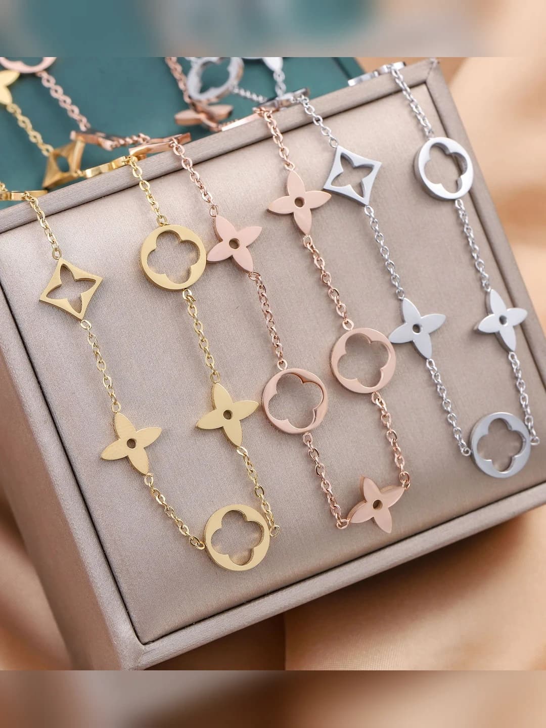 Women's titanium steel set: Korean style four-leaf clover pendant necklace and bracelet, non-fading