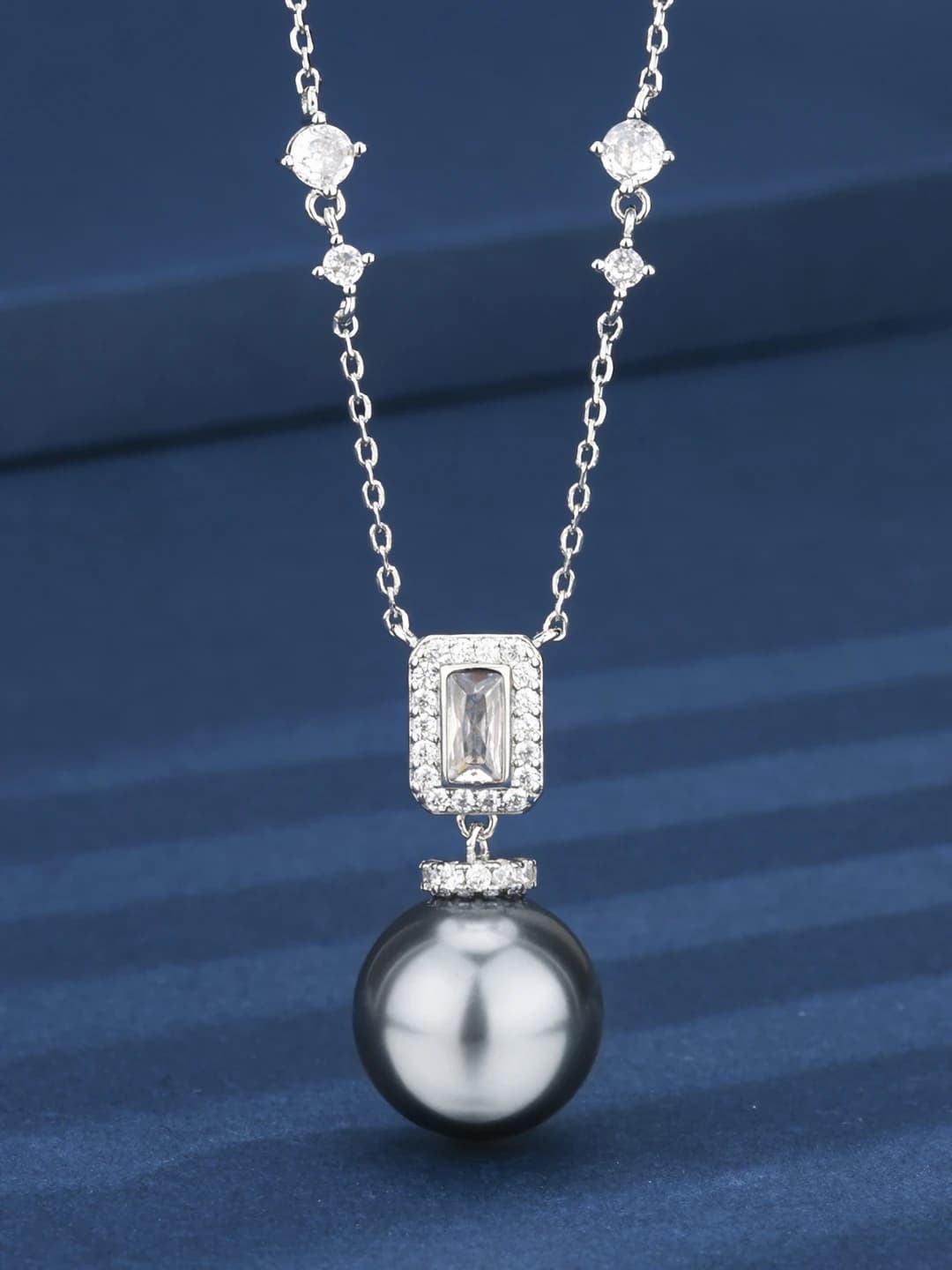Grey pearl, chain