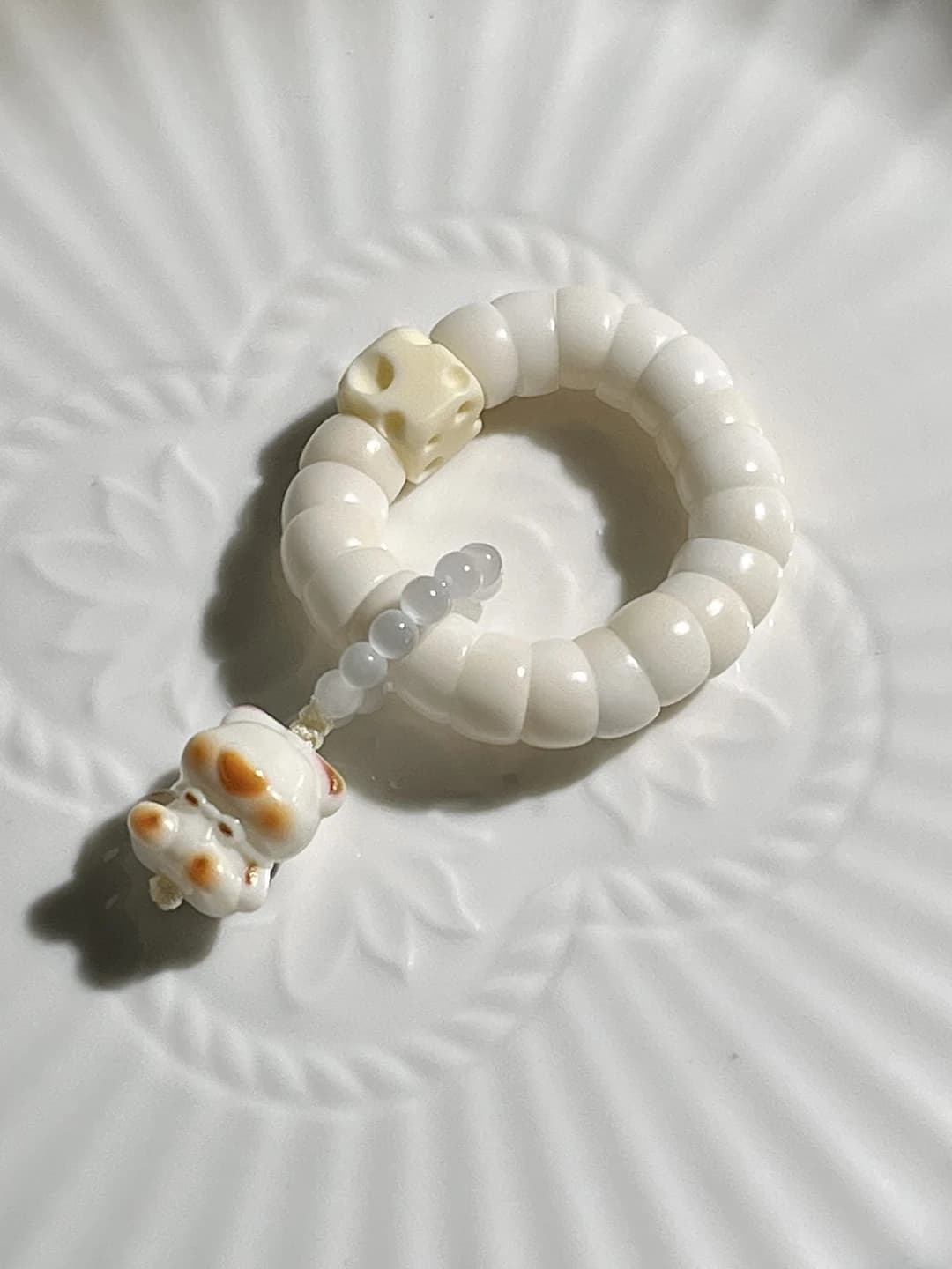 Oq jade, qo'l bilan burilgan, 9mm