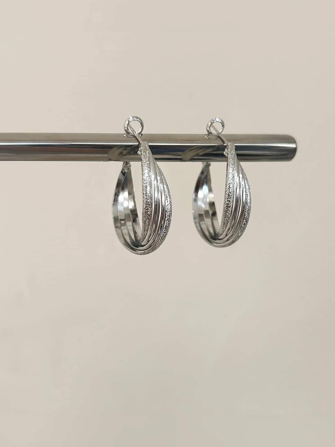 Kumush rangli 3cm quloqsoq