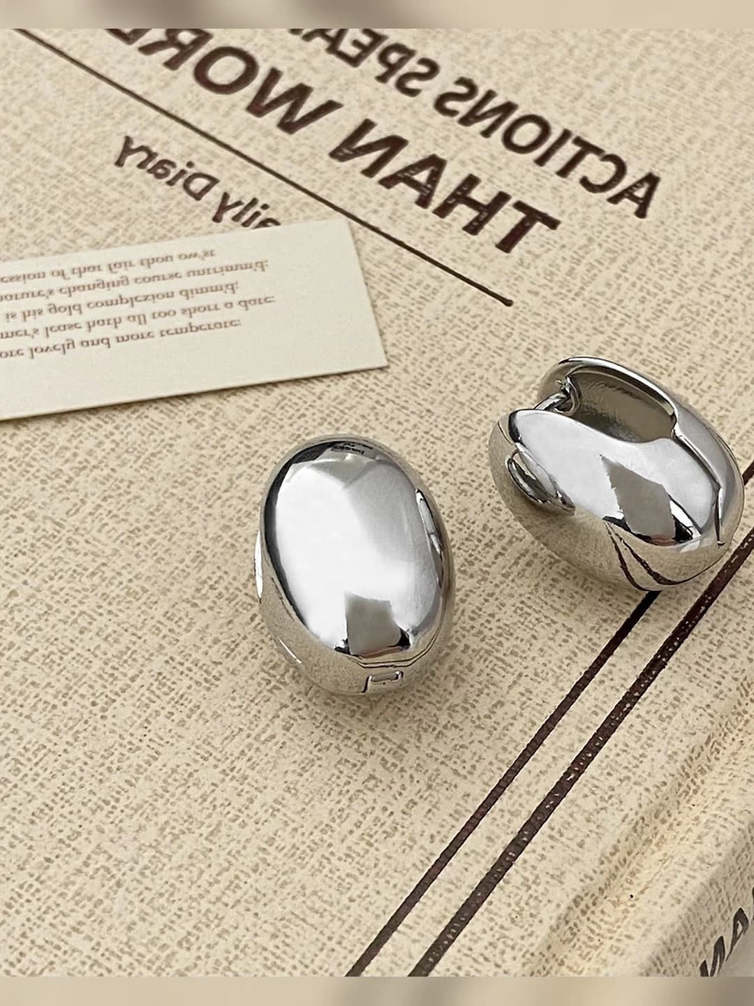 Серебряный, овальный
